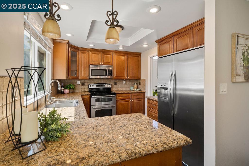 Detail Gallery Image 8 of 43 For 3988 Alta Vista Cir, Pittsburg,  CA 94565 - 4 Beds | 2/1 Baths