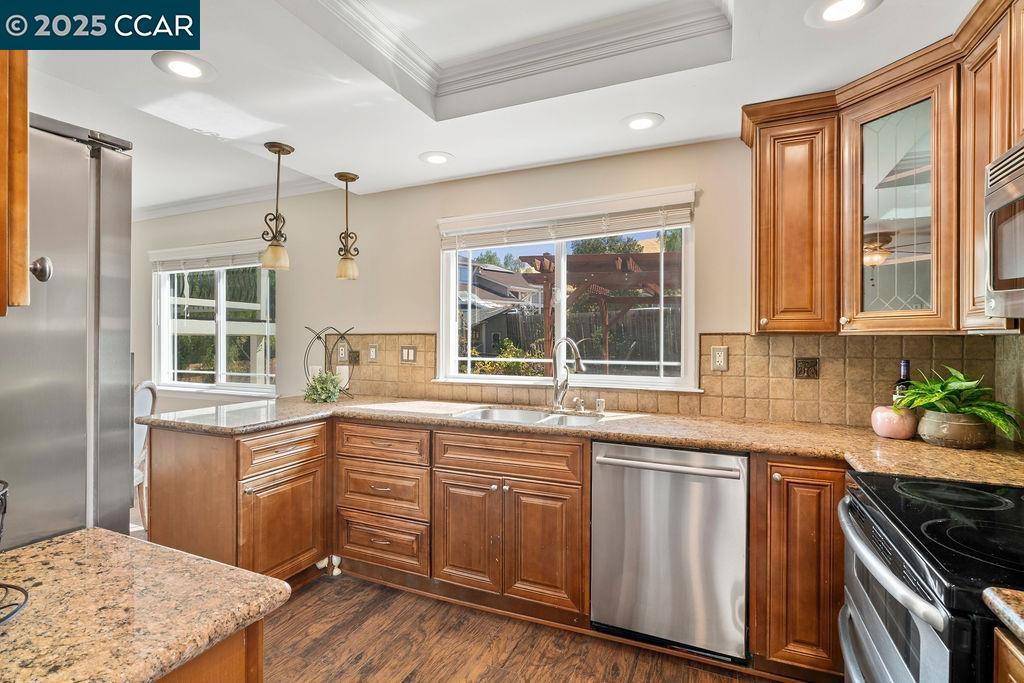 Detail Gallery Image 9 of 43 For 3988 Alta Vista Cir, Pittsburg,  CA 94565 - 4 Beds | 2/1 Baths