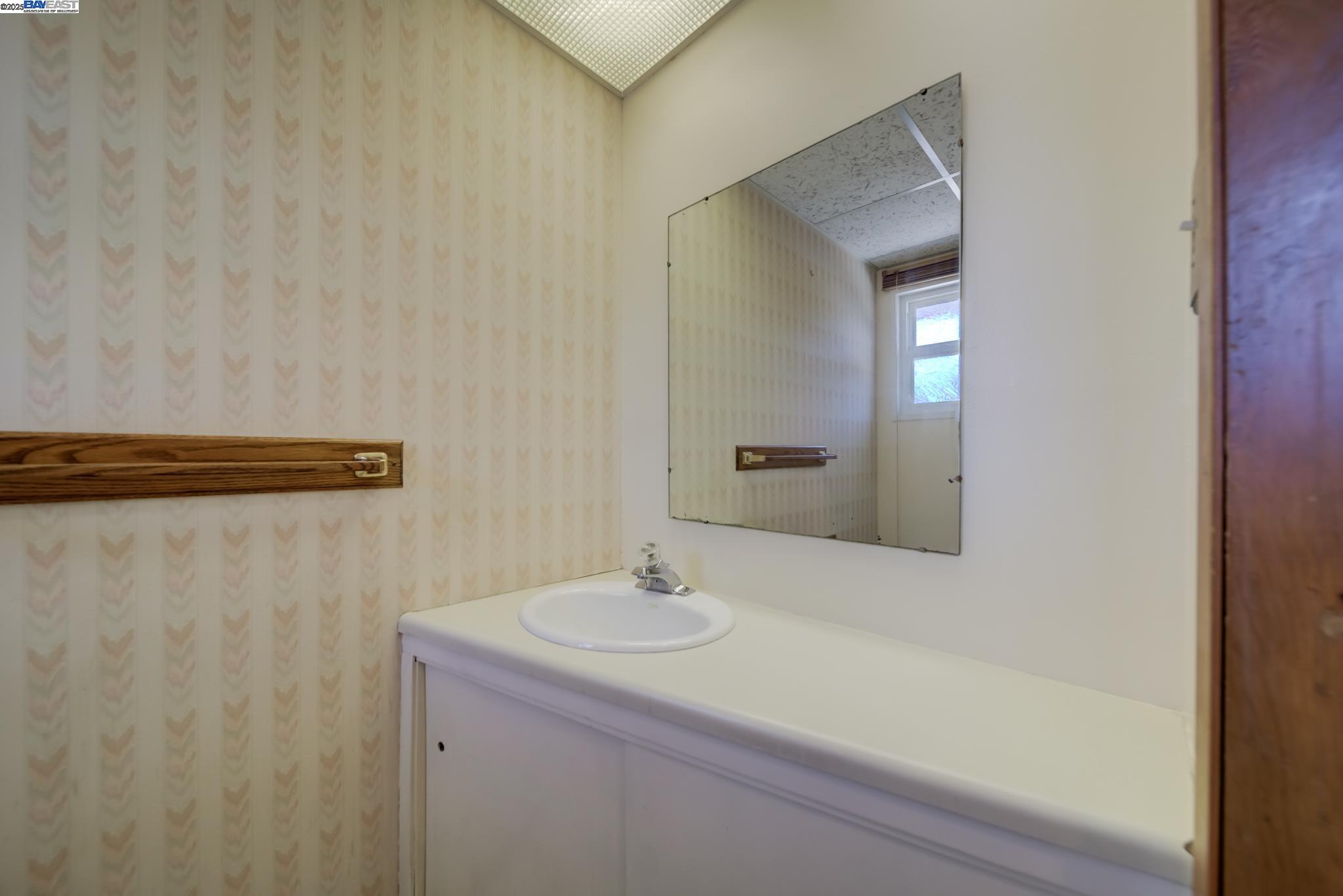 Detail Gallery Image 14 of 34 For 19 via Hermosa, San Lorenzo,  CA 94580 - 3 Beds | 1/1 Baths
