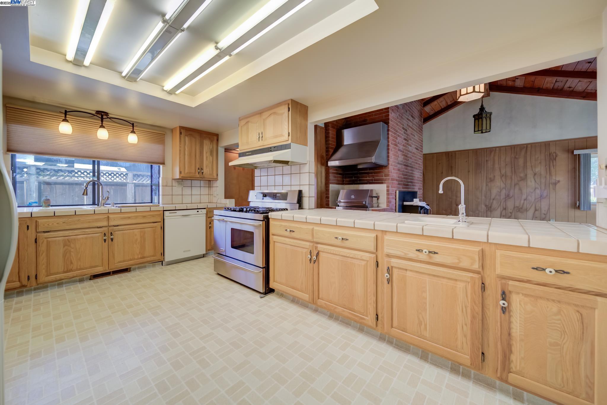 Detail Gallery Image 15 of 34 For 19 via Hermosa, San Lorenzo,  CA 94580 - 3 Beds | 1/1 Baths
