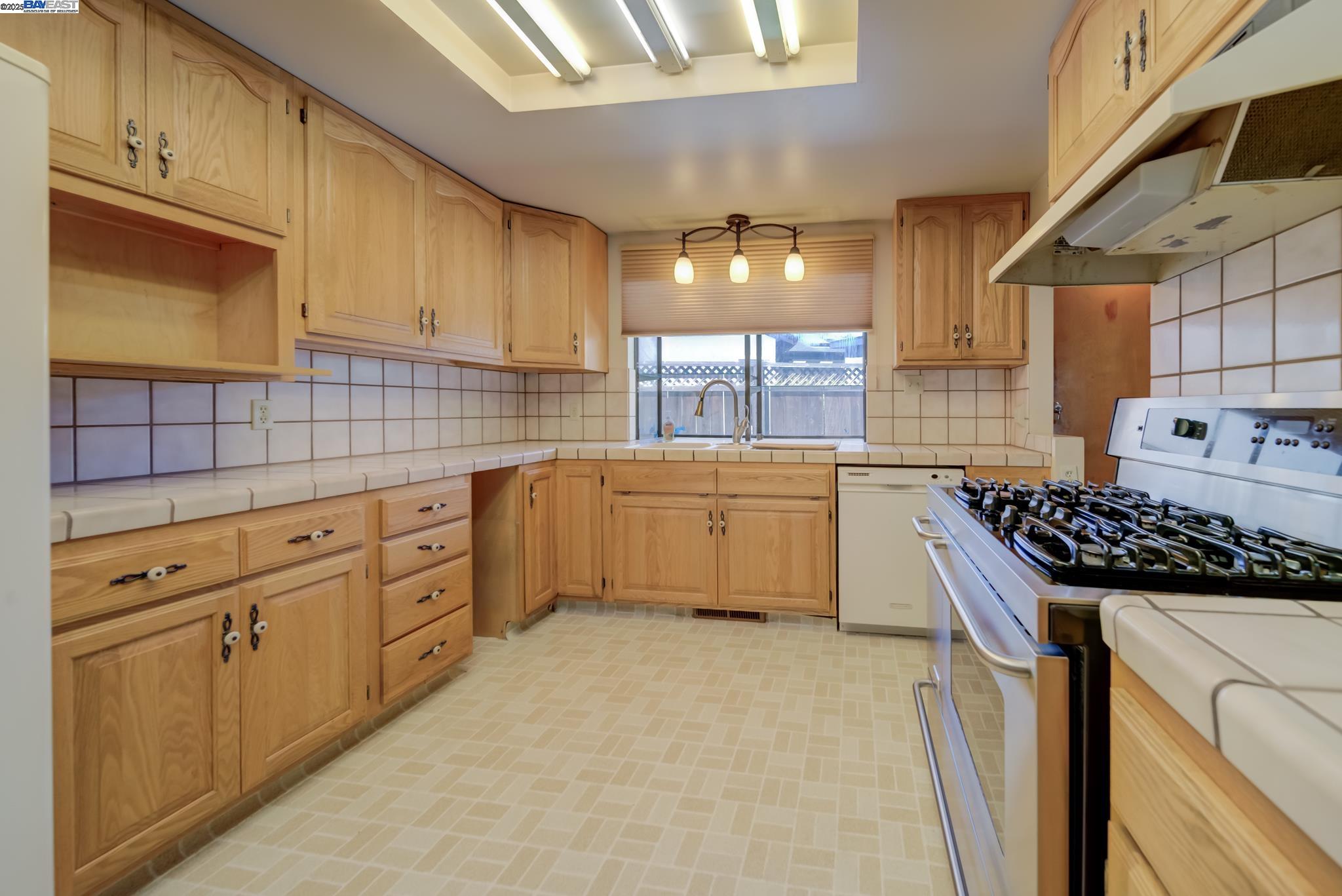 Detail Gallery Image 17 of 34 For 19 via Hermosa, San Lorenzo,  CA 94580 - 3 Beds | 1/1 Baths