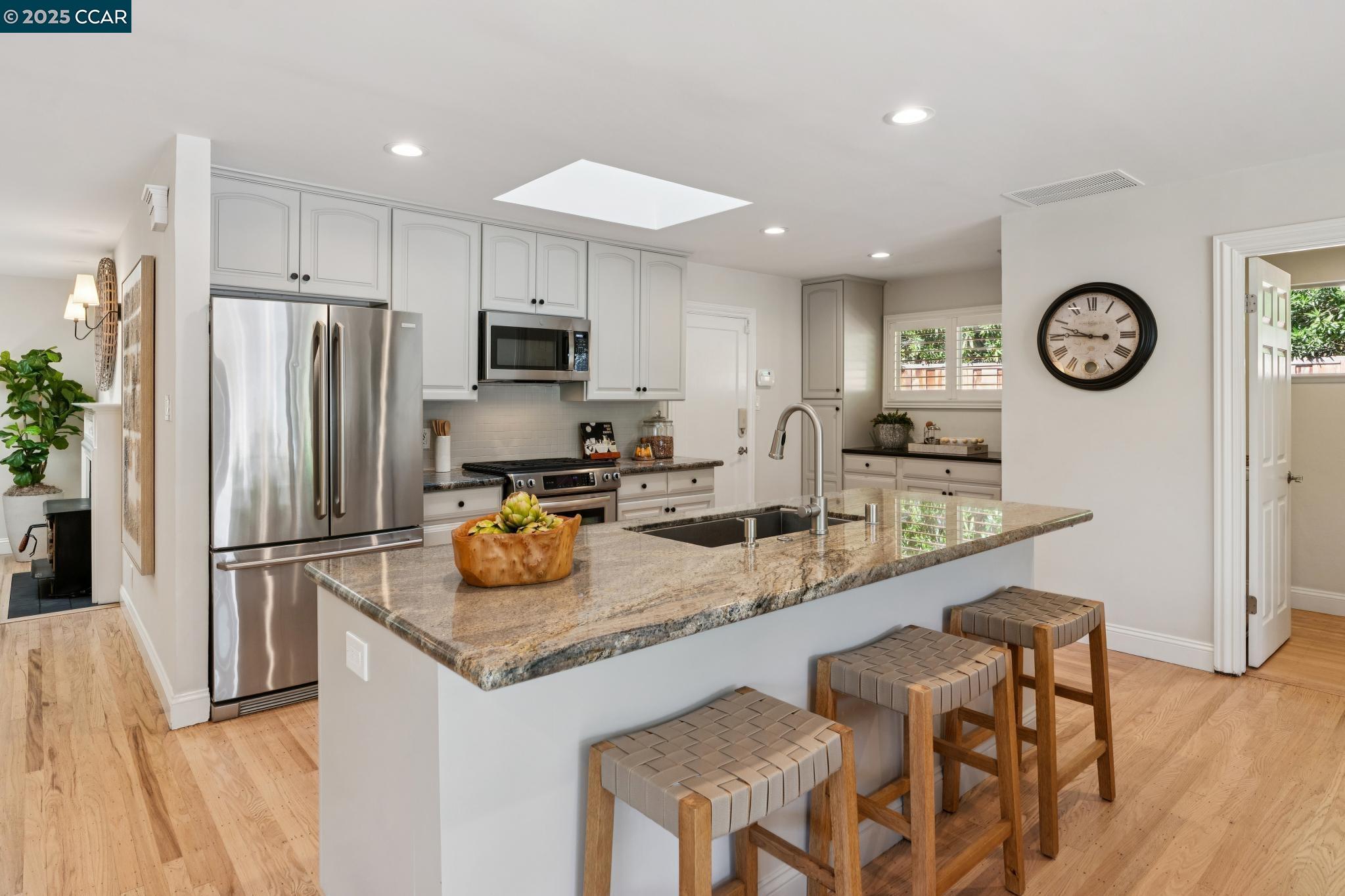 Detail Gallery Image 13 of 37 For 1912 Vicki Ln, Pleasant Hill,  CA 94523-4518 - 4 Beds | 3 Baths