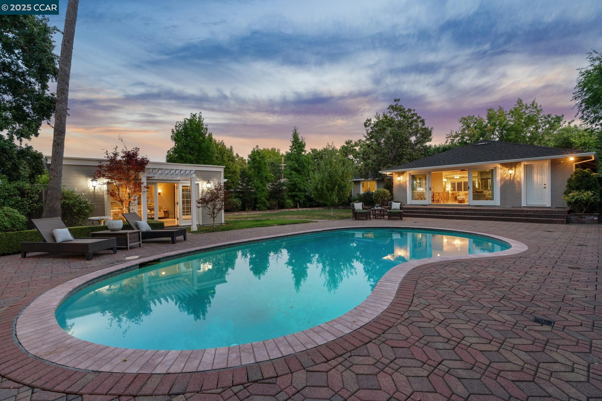 Detail Gallery Image 33 of 37 For 1912 Vicki Ln, Pleasant Hill,  CA 94523-4518 - 4 Beds | 3 Baths