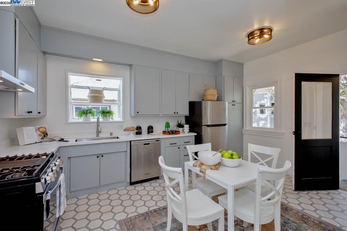 Detail Gallery Image 16 of 40 For 3211 Madison St, Alameda,  CA 94501 - 2 Beds | 1/1 Baths