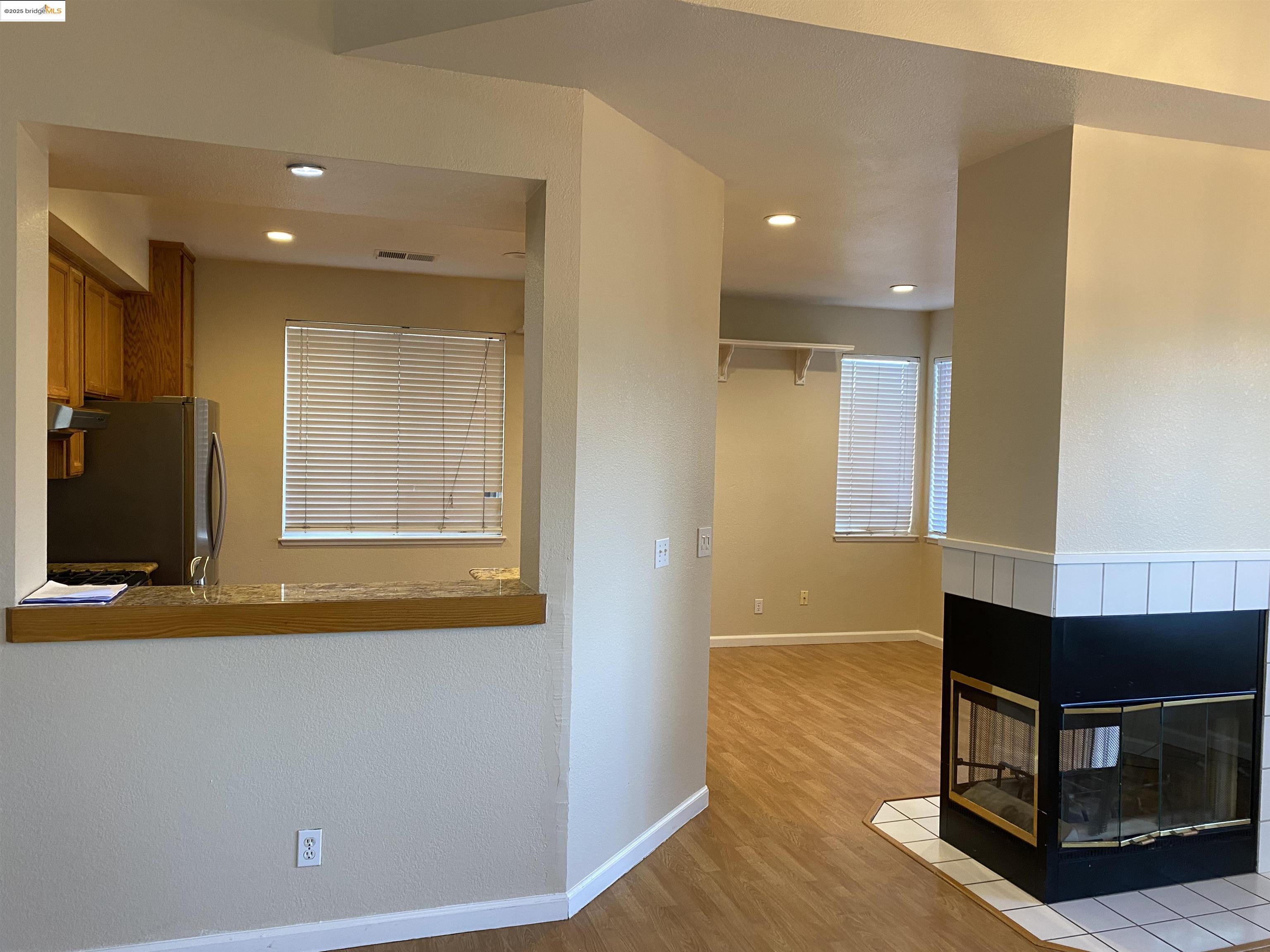 Detail Gallery Image 3 of 23 For 5239 Woodside Way, Antioch,  CA 94519-9999 - 4 Beds | 2/1 Baths