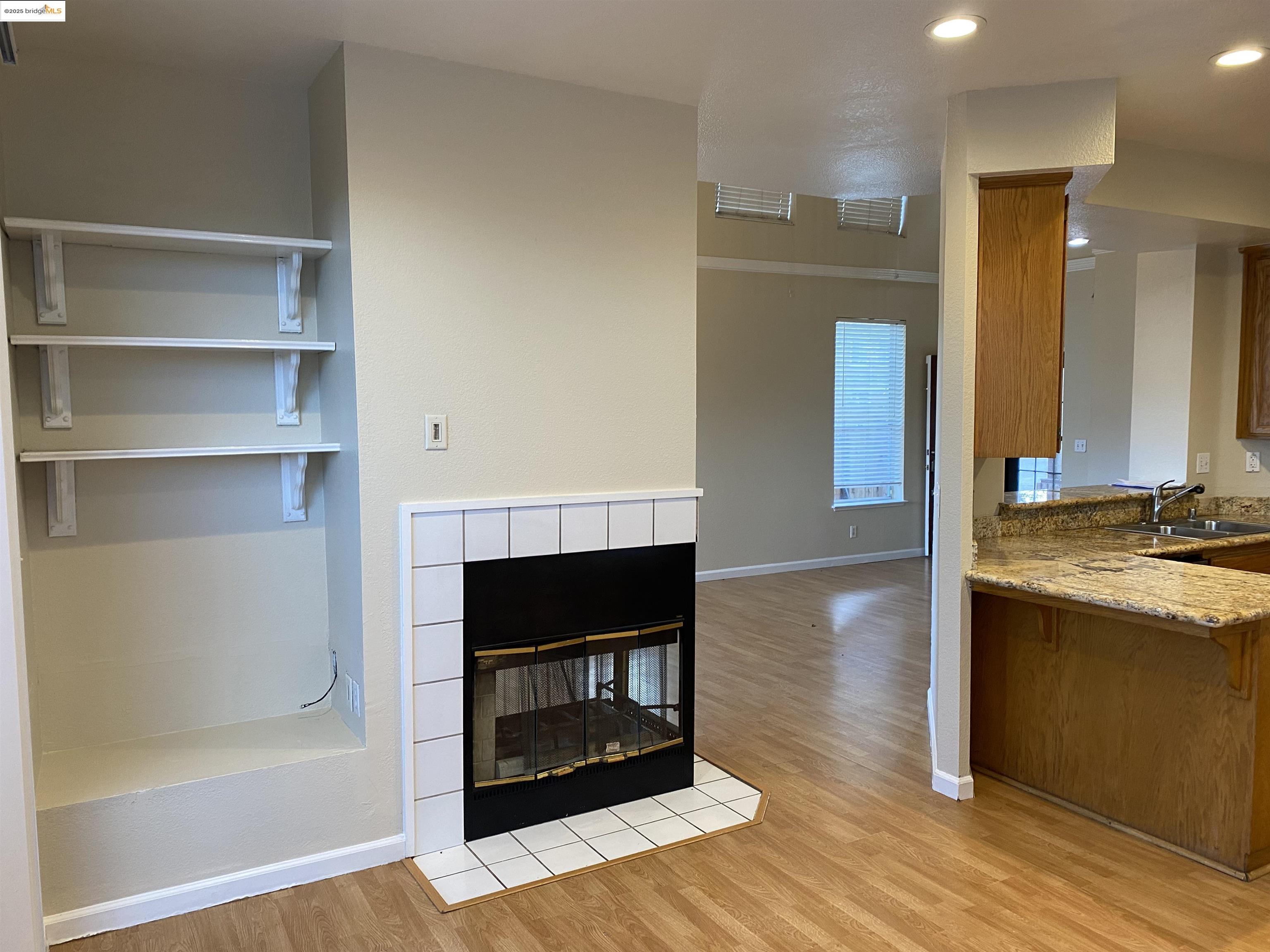 Detail Gallery Image 6 of 23 For 5239 Woodside Way, Antioch,  CA 94519-9999 - 4 Beds | 2/1 Baths