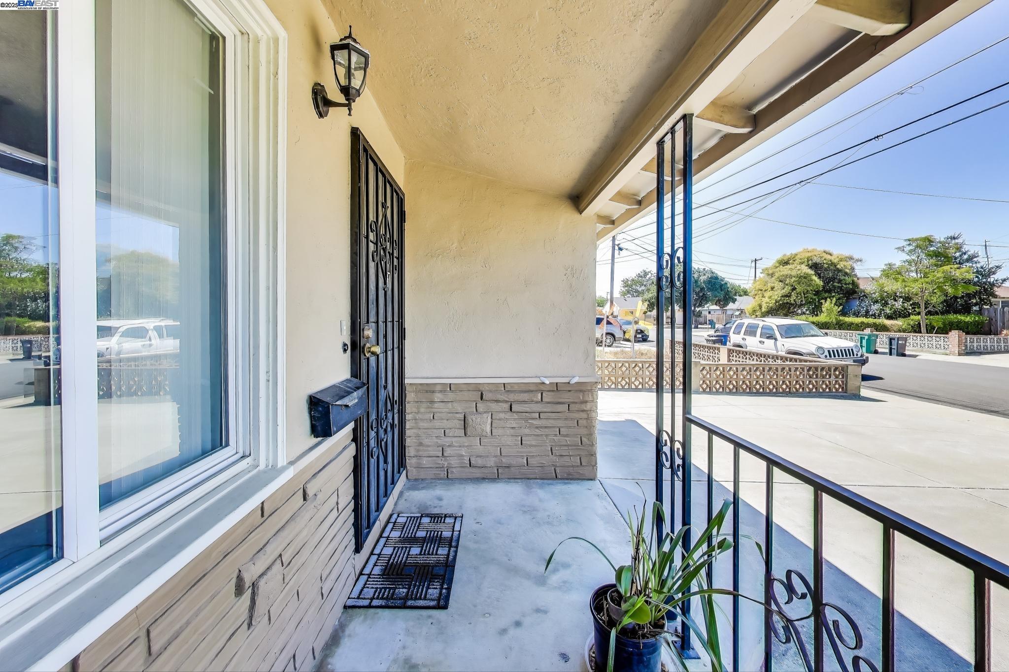 Detail Gallery Image 3 of 34 For 32364 Payne St, Hayward,  CA 94544 - 3 Beds | 2 Baths