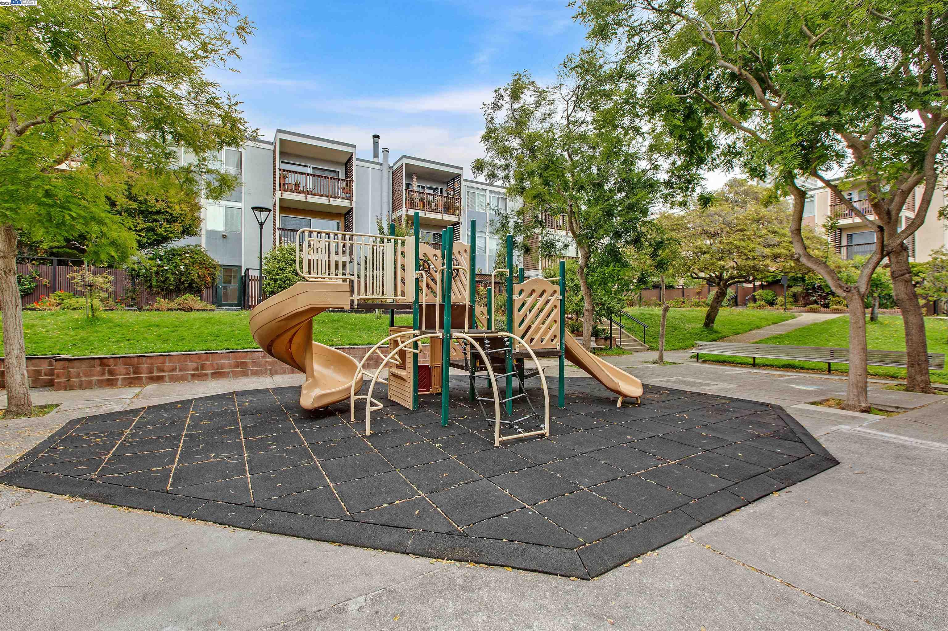 Detail Gallery Image 13 of 19 For 1540 Ofarrell St #1,  San Francisco,  CA 94115 - 3 Beds | 2 Baths