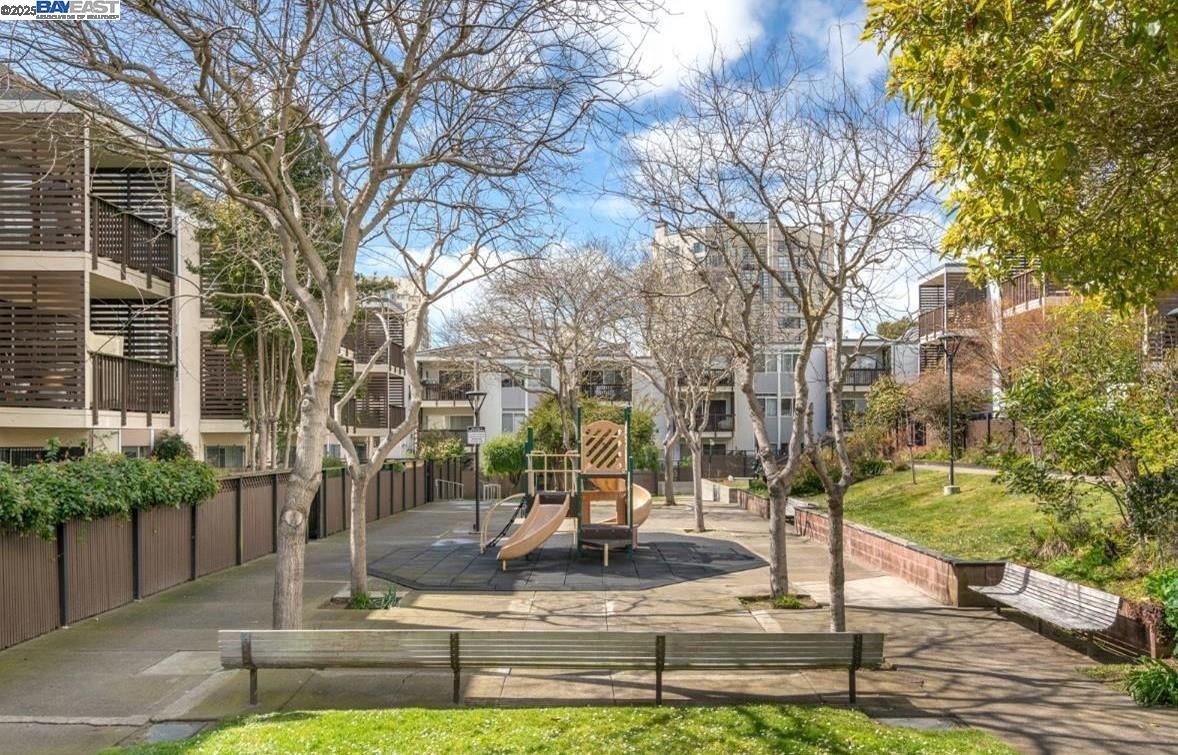 Detail Gallery Image 15 of 19 For 1540 Ofarrell St #1,  San Francisco,  CA 94115 - 3 Beds | 2 Baths