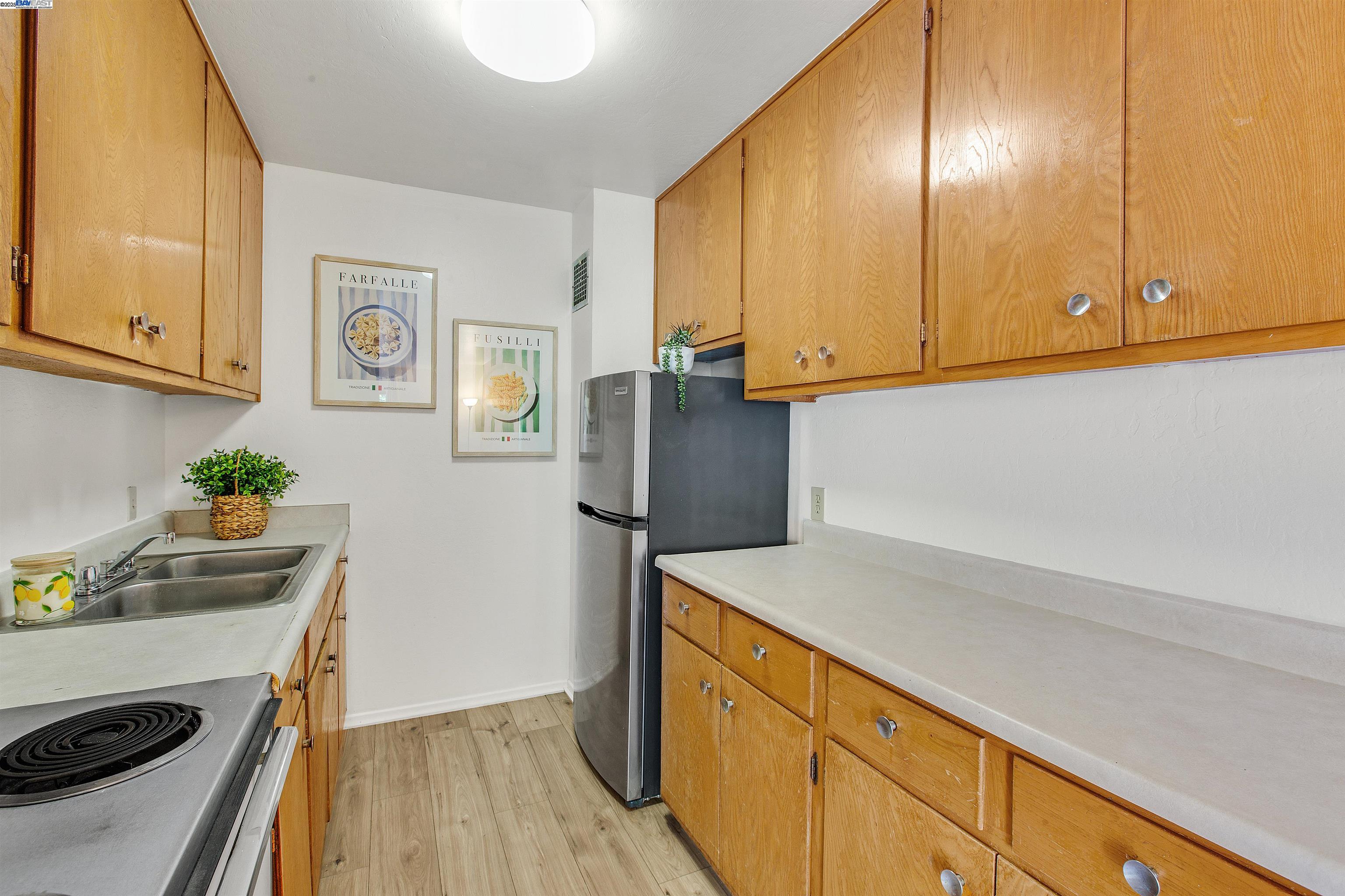 Detail Gallery Image 6 of 19 For 1540 Ofarrell St #1,  San Francisco,  CA 94115 - 3 Beds | 2 Baths