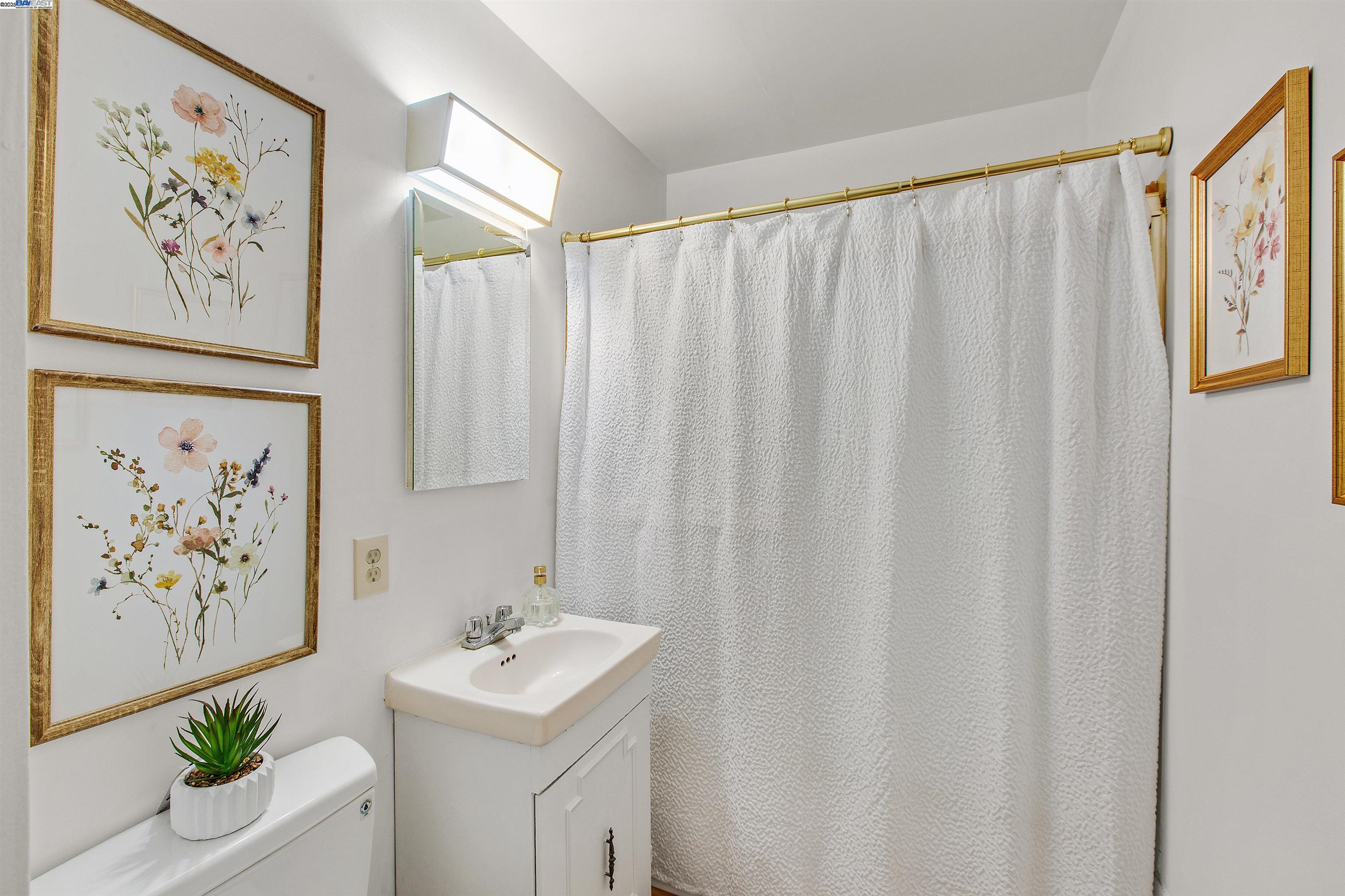 Detail Gallery Image 10 of 19 For 1540 Ofarrell St #1,  San Francisco,  CA 94115 - 3 Beds | 2 Baths