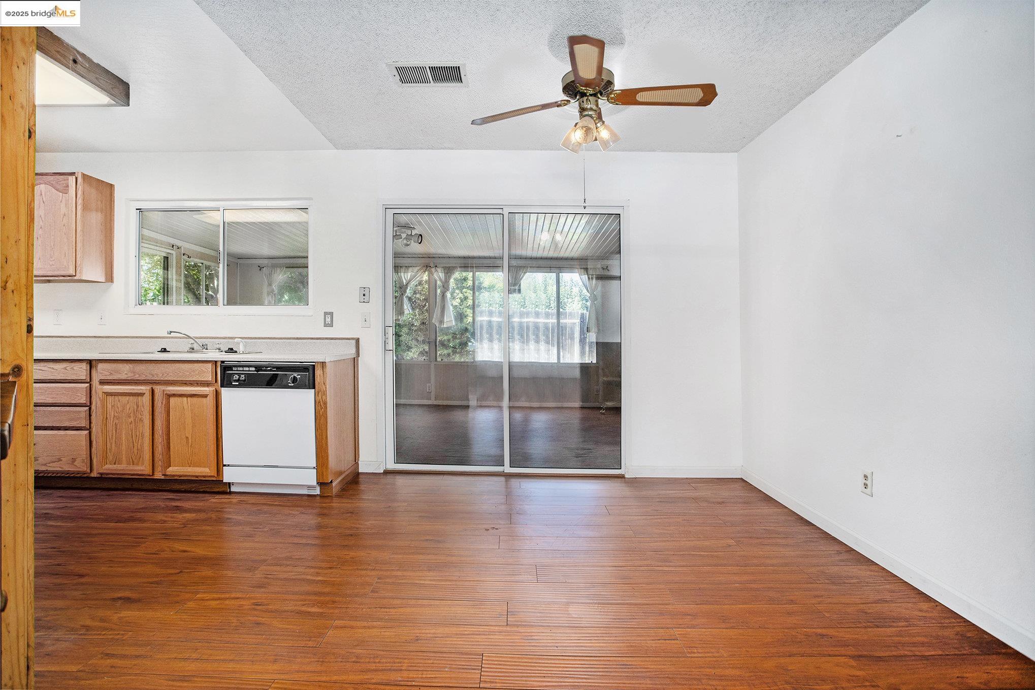Detail Gallery Image 5 of 19 For 2104 Colfax Way, Antioch,  CA 94509 - 3 Beds | 1 Baths
