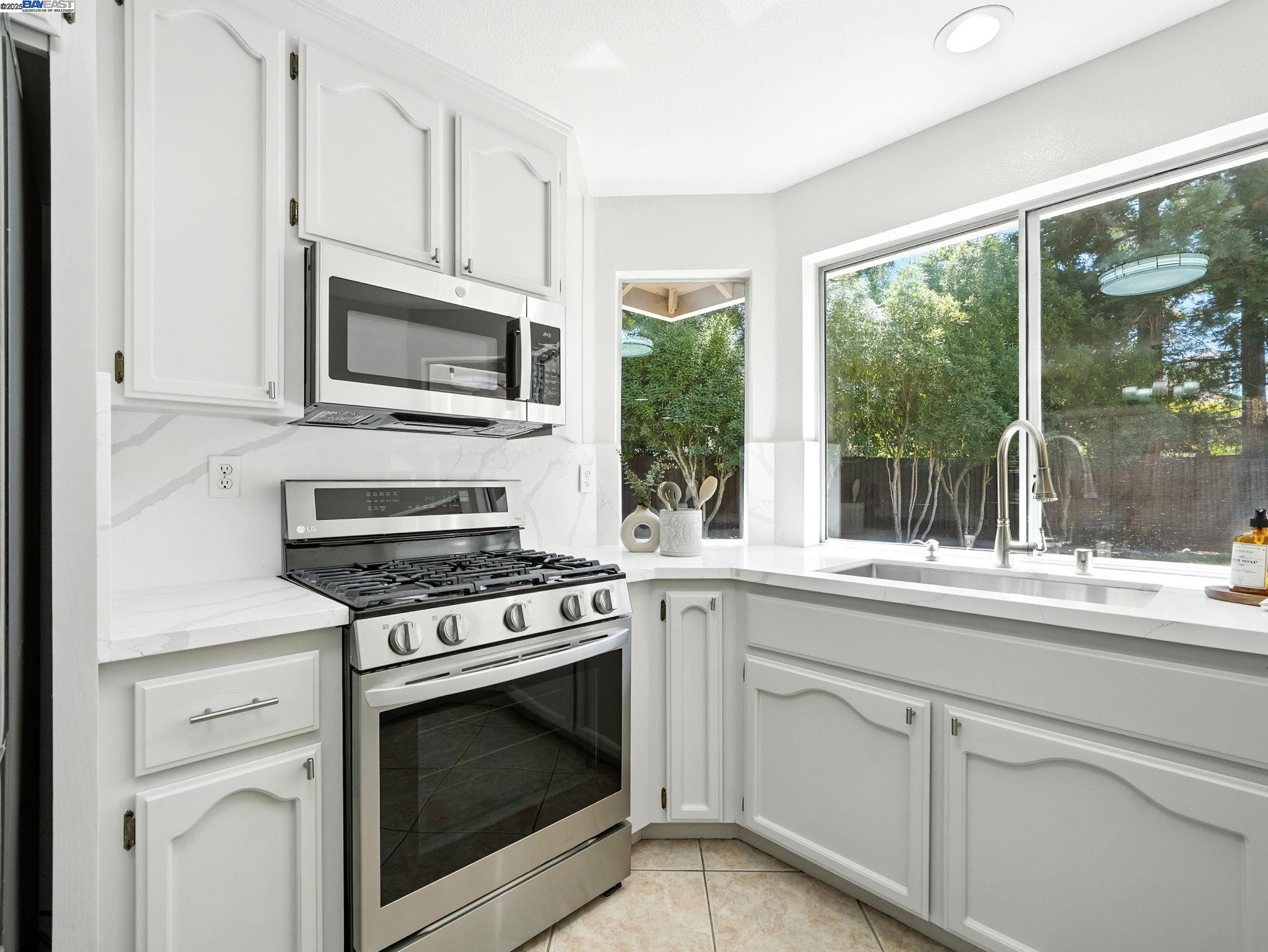 Detail Gallery Image 10 of 53 For 775 Vivian Dr, Livermore,  CA 94550 - 4 Beds | 3 Baths
