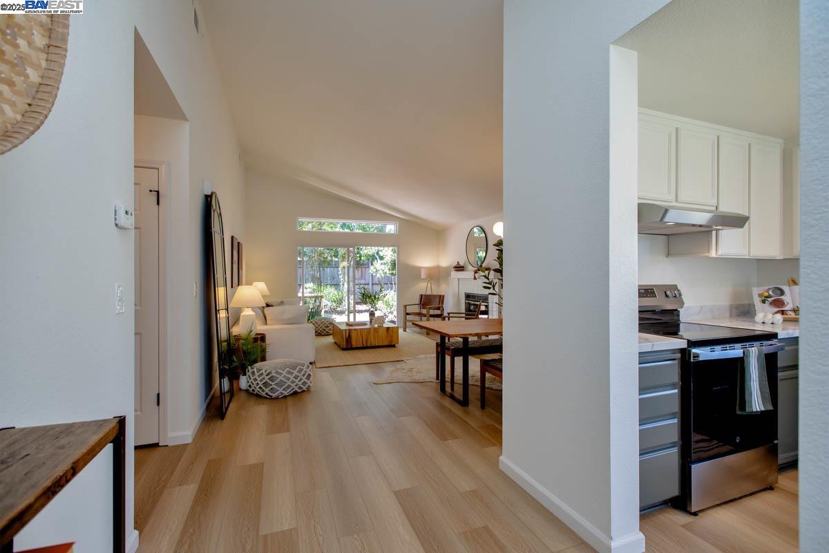 Detail Gallery Image 4 of 40 For 21 Ulster Pl, Alameda,  CA 94502 - 3 Beds | 2 Baths