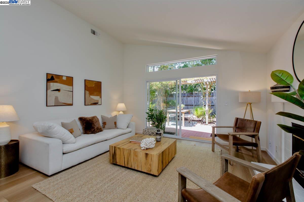 Detail Gallery Image 7 of 40 For 21 Ulster Pl, Alameda,  CA 94502 - 3 Beds | 2 Baths