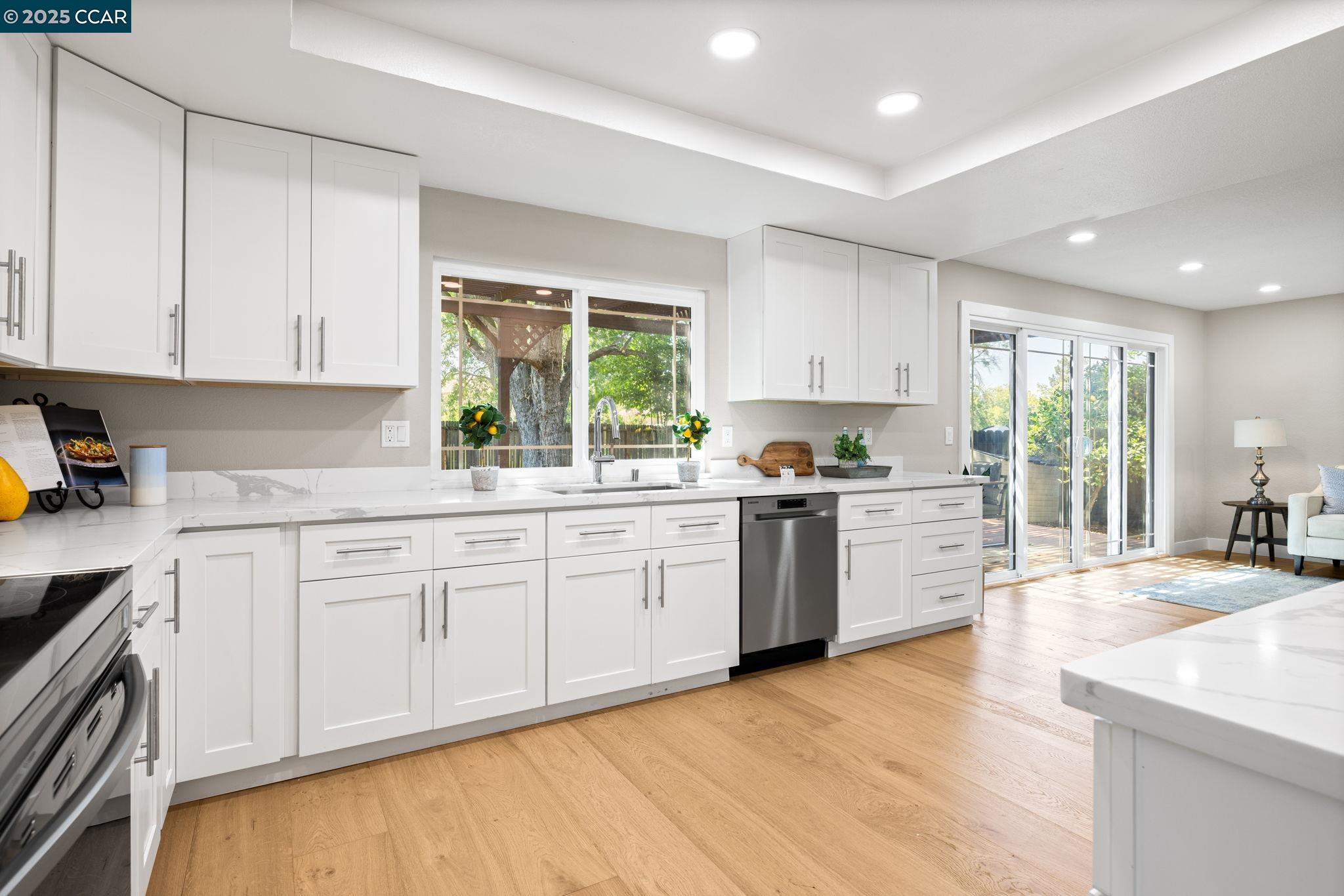 Detail Gallery Image 5 of 29 For 1241 Morning Glory Dr, Concord,  CA 94521 - 5 Beds | 4 Baths