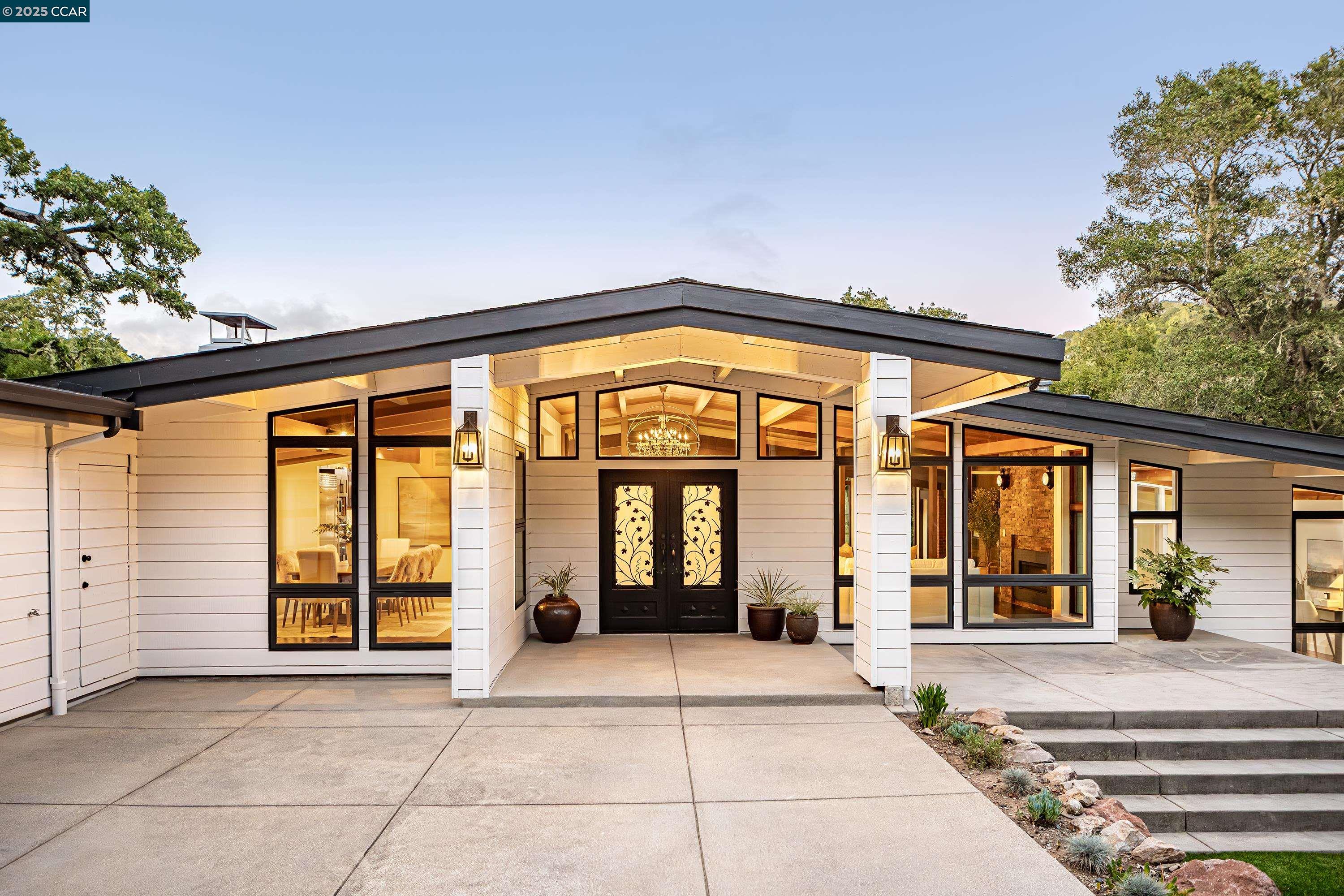 Detail Gallery Image 4 of 47 For 8 Oak Arbor Rd, Orinda,  CA 94563 - 5 Beds | 4/1 Baths
