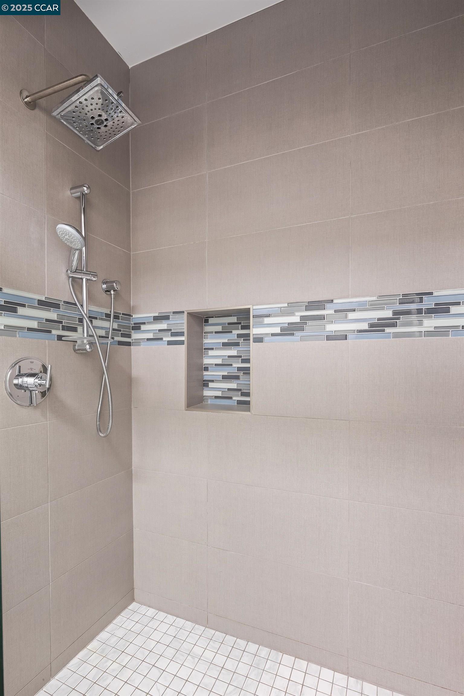Detail Gallery Image 34 of 47 For 8 Oak Arbor Rd, Orinda,  CA 94563 - 5 Beds | 4/1 Baths