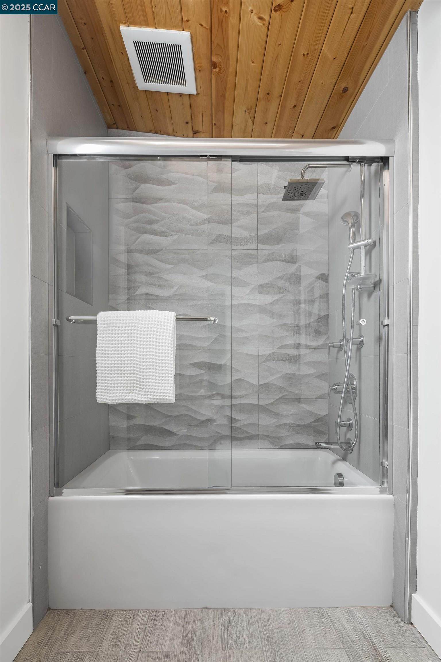 Detail Gallery Image 36 of 47 For 8 Oak Arbor Rd, Orinda,  CA 94563 - 5 Beds | 4/1 Baths