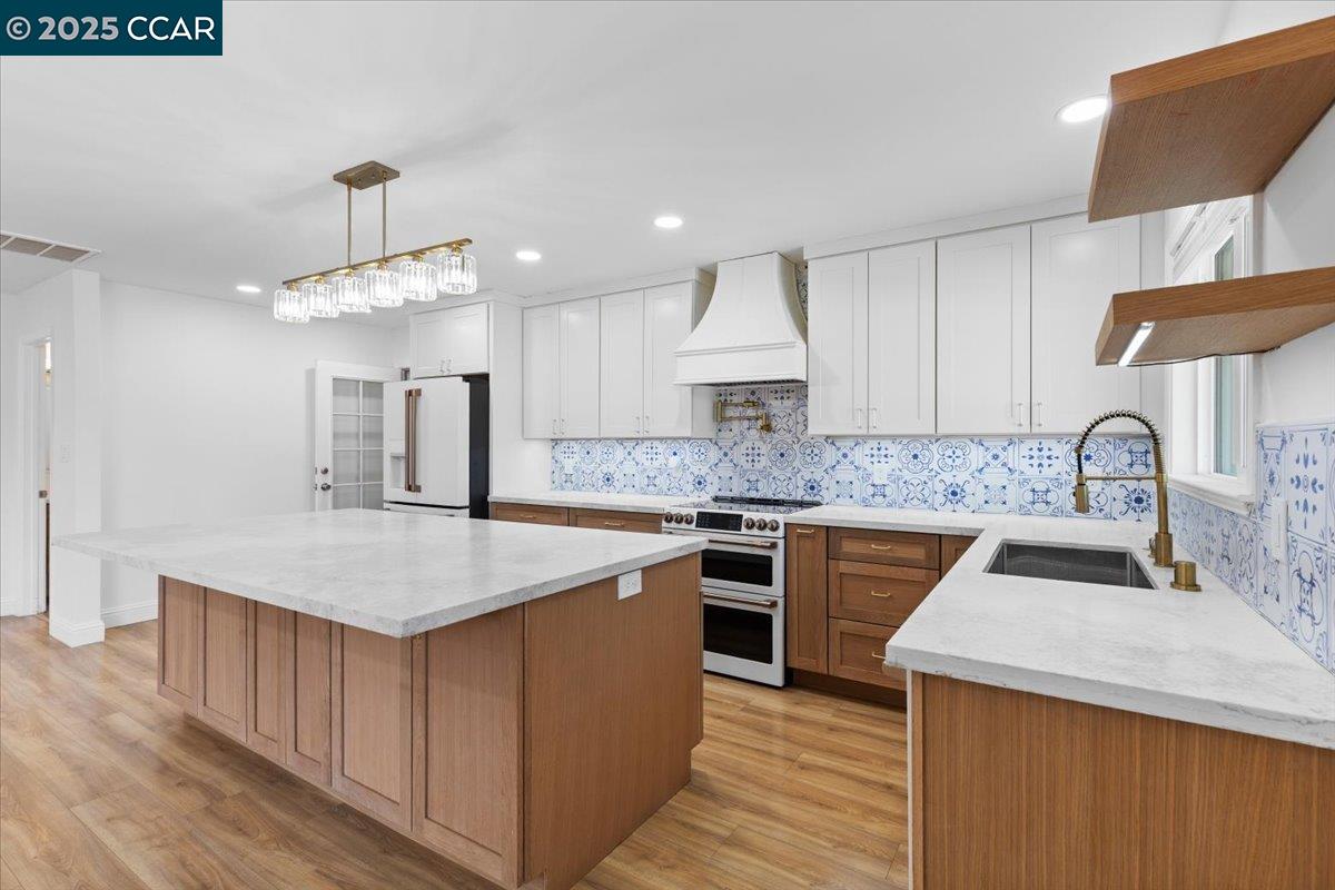 Detail Gallery Image 4 of 32 For 5146 Red Oak Dr, Concord,  CA 94521 - 4 Beds | 2 Baths