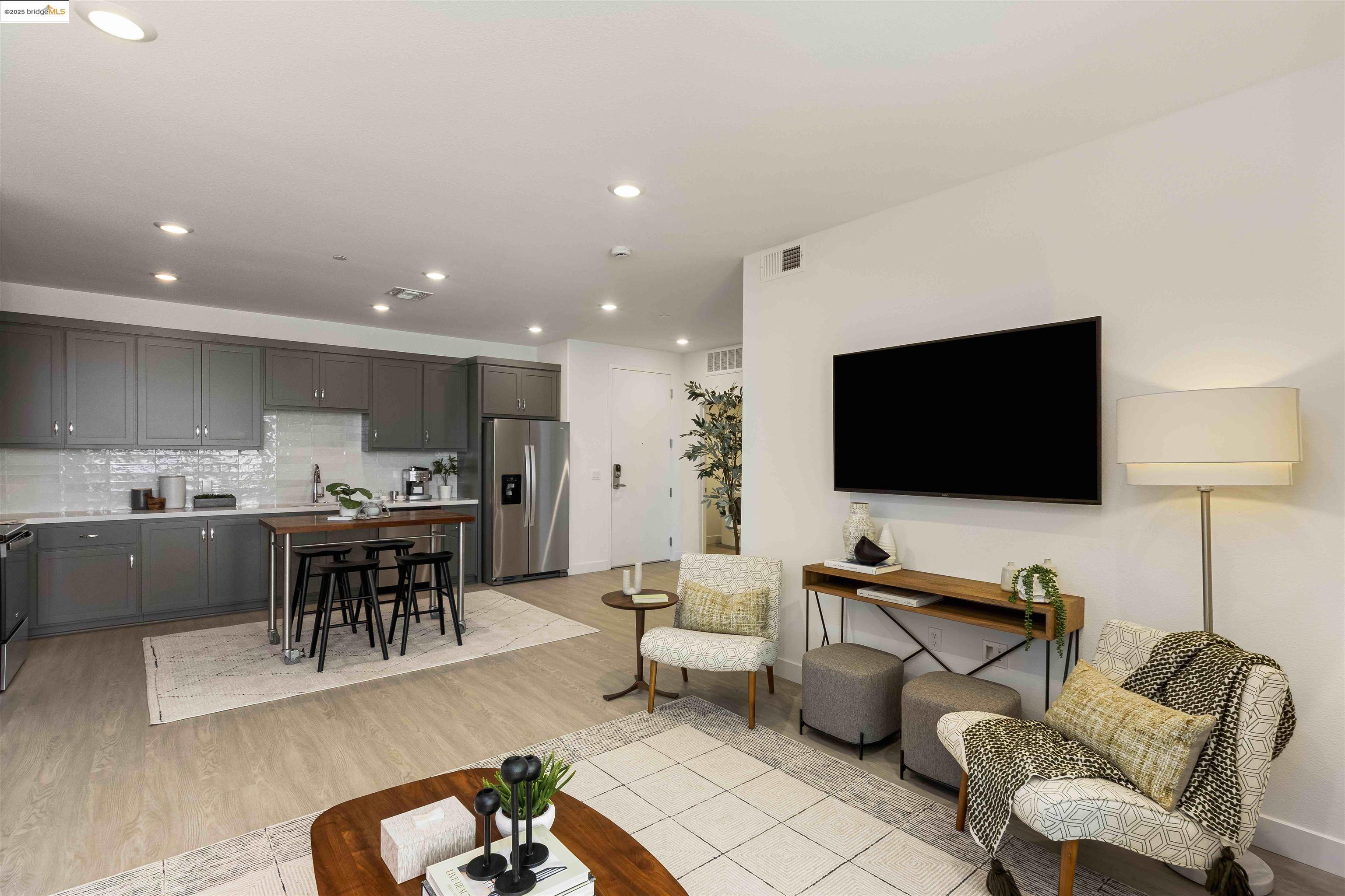 Detail Gallery Image 7 of 11 For 500 Somi Ct #214,  Hayward,  CA 94544 - 2 Beds | 2 Baths