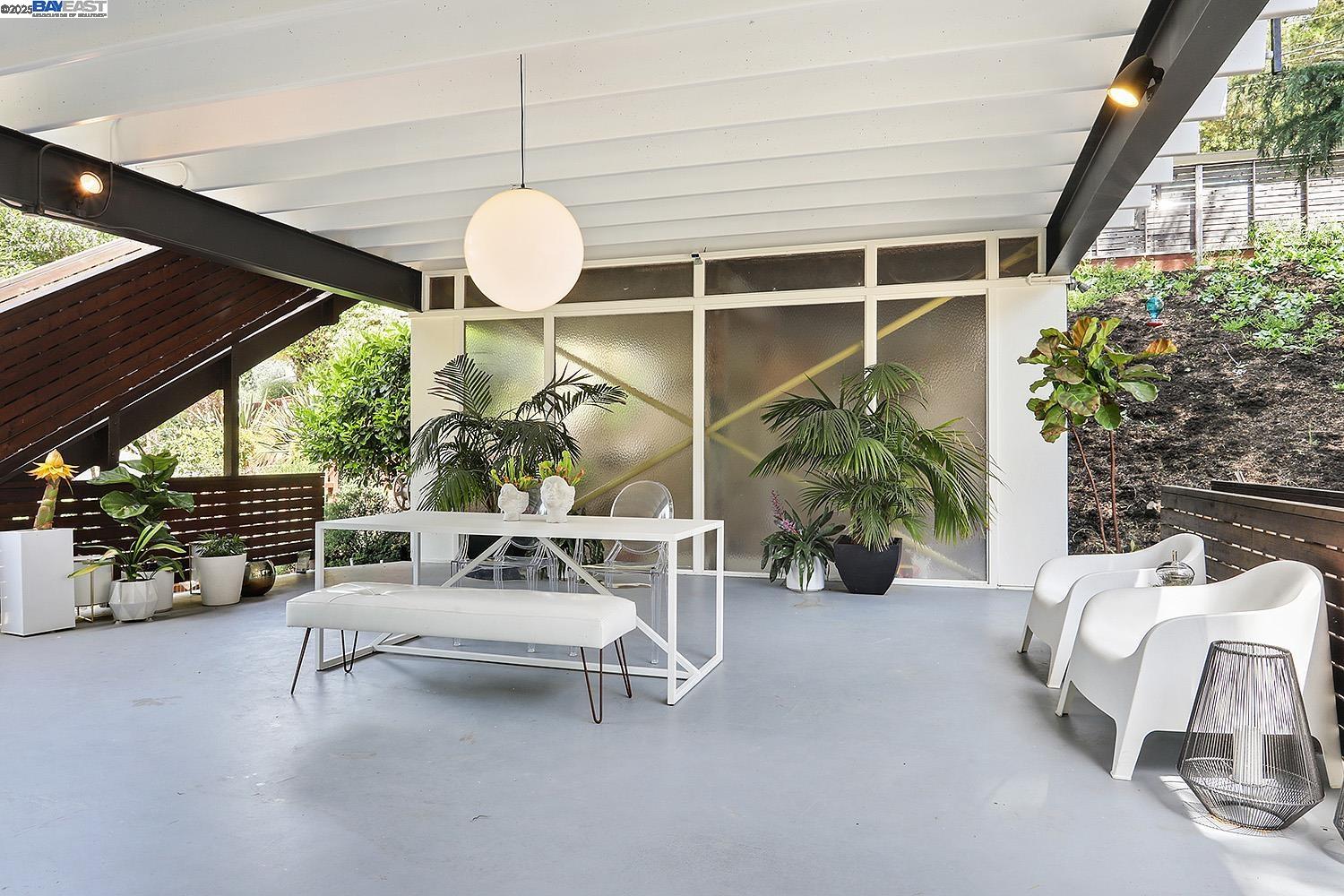 Detail Gallery Image 1 of 37 For 6624 Saroni Dr, Oakland,  CA 94611 - 4 Beds | 2/1 Baths