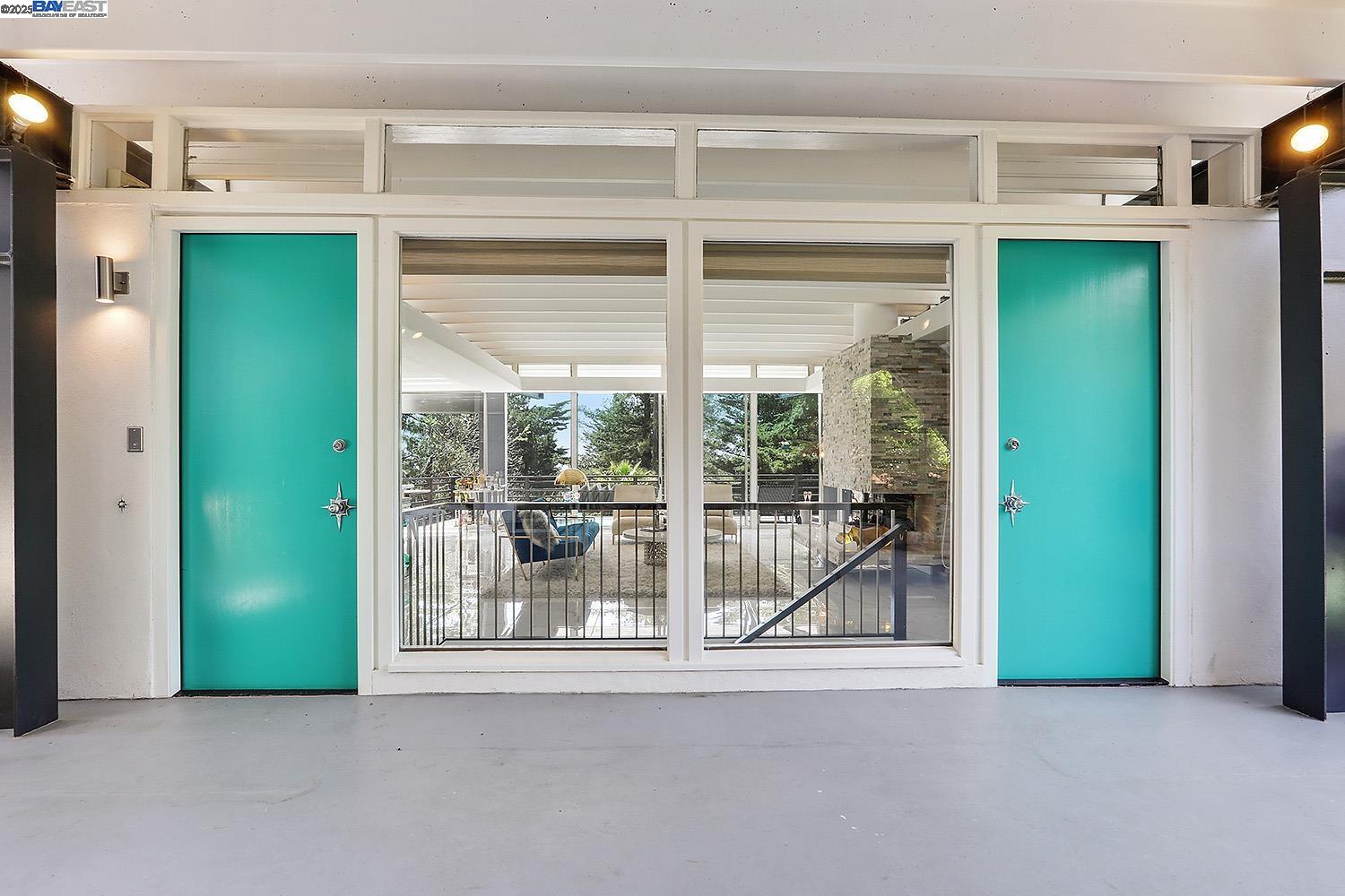 Detail Gallery Image 2 of 37 For 6624 Saroni Dr, Oakland,  CA 94611 - 4 Beds | 2/1 Baths