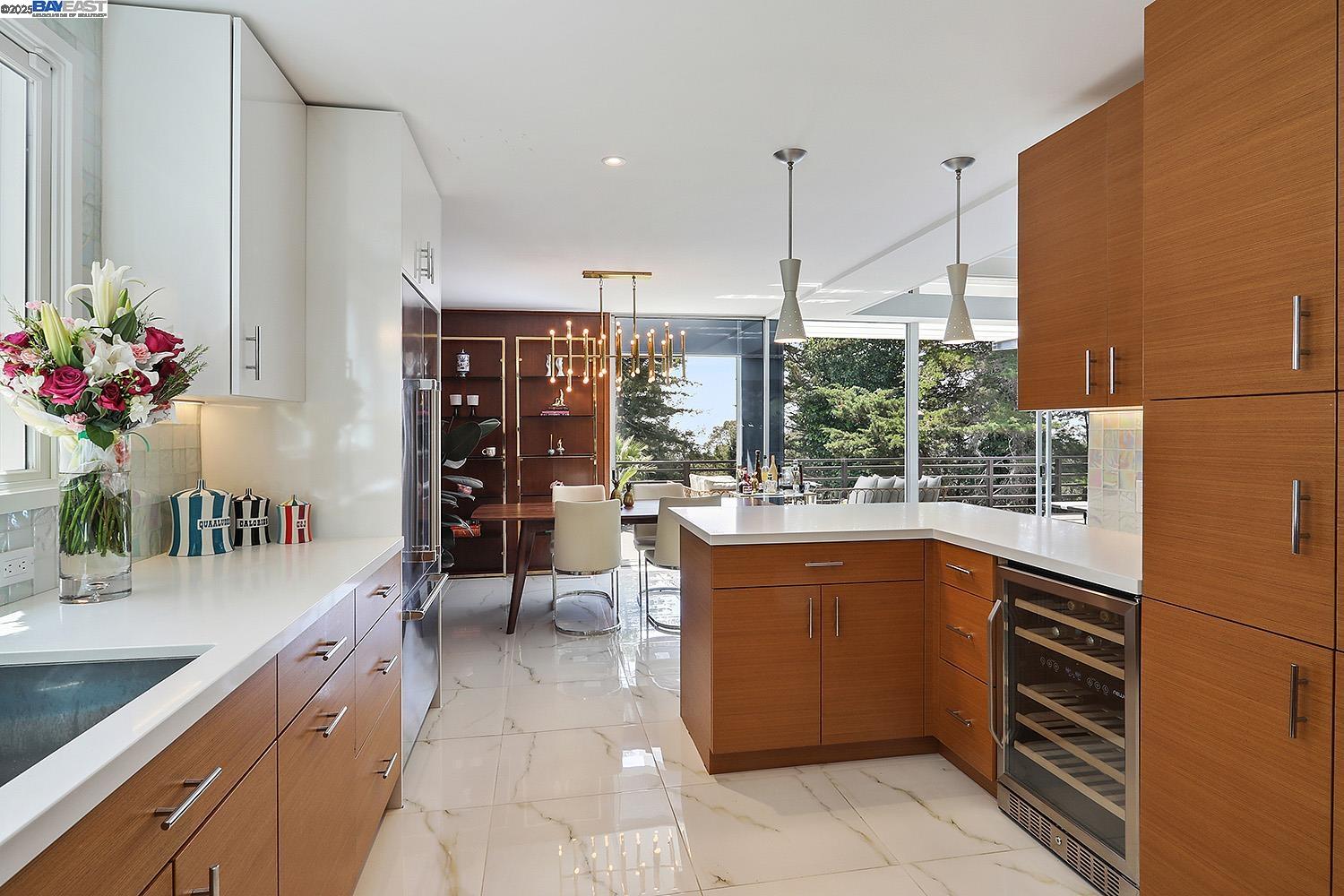 Detail Gallery Image 15 of 37 For 6624 Saroni Dr, Oakland,  CA 94611 - 4 Beds | 2/1 Baths