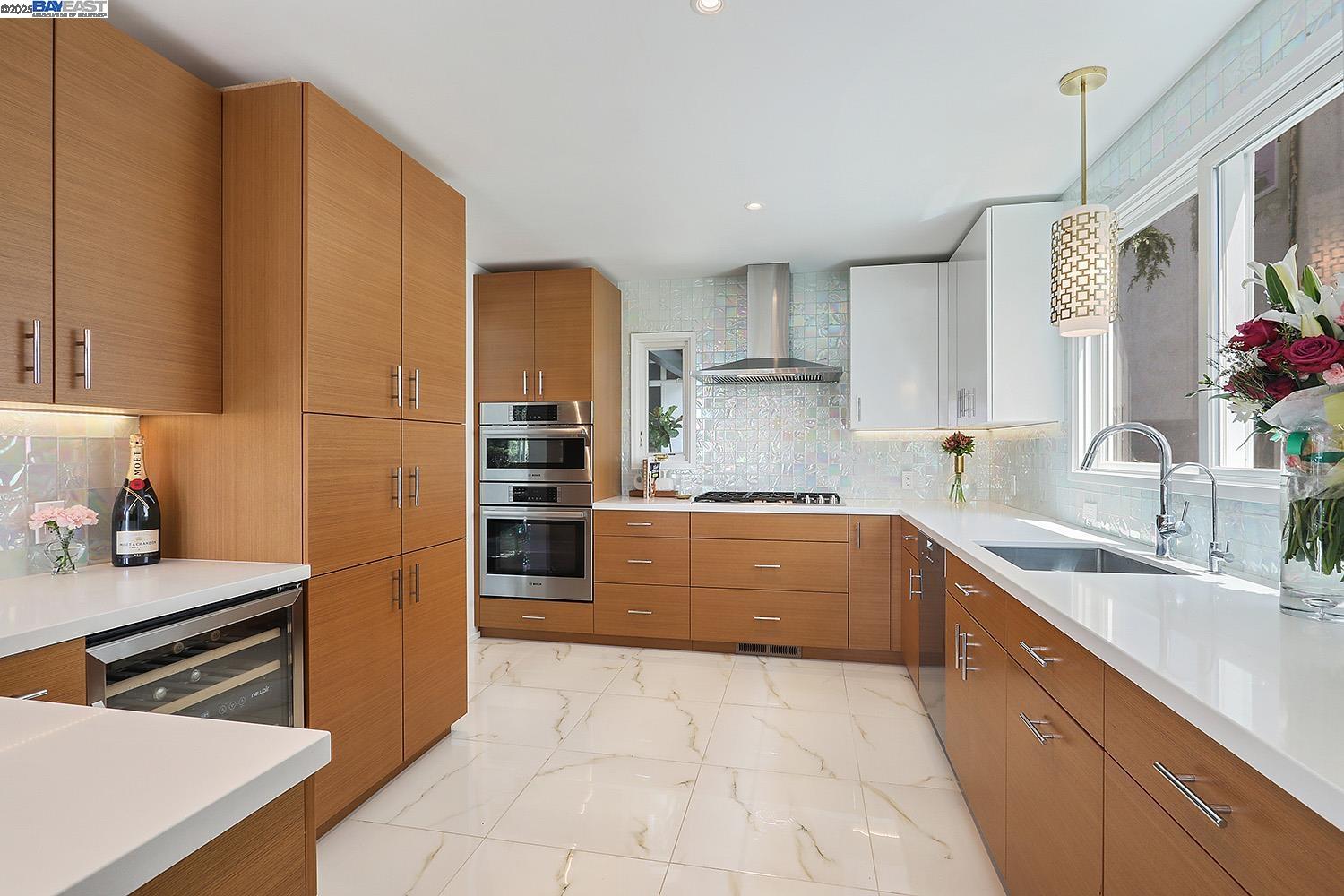 Detail Gallery Image 16 of 37 For 6624 Saroni Dr, Oakland,  CA 94611 - 4 Beds | 2/1 Baths