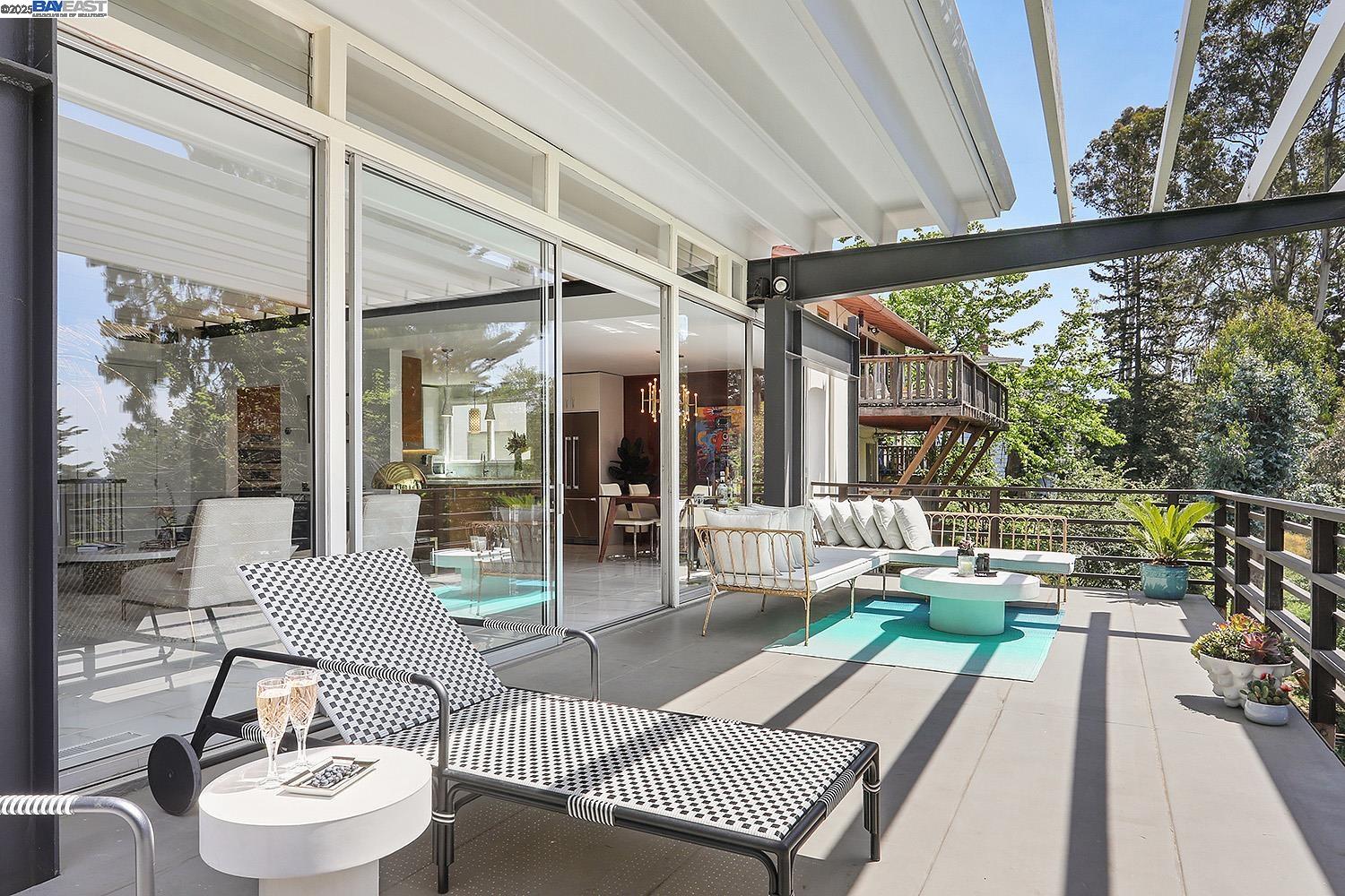 Detail Gallery Image 20 of 37 For 6624 Saroni Dr, Oakland,  CA 94611 - 4 Beds | 2/1 Baths