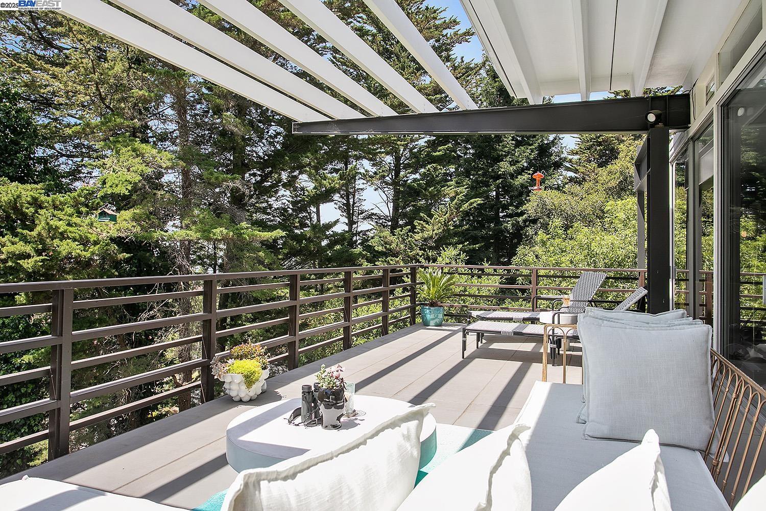 Detail Gallery Image 21 of 37 For 6624 Saroni Dr, Oakland,  CA 94611 - 4 Beds | 2/1 Baths