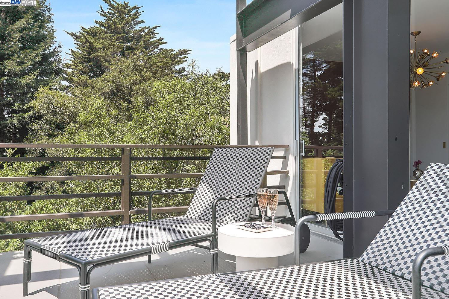 Detail Gallery Image 22 of 37 For 6624 Saroni Dr, Oakland,  CA 94611 - 4 Beds | 2/1 Baths