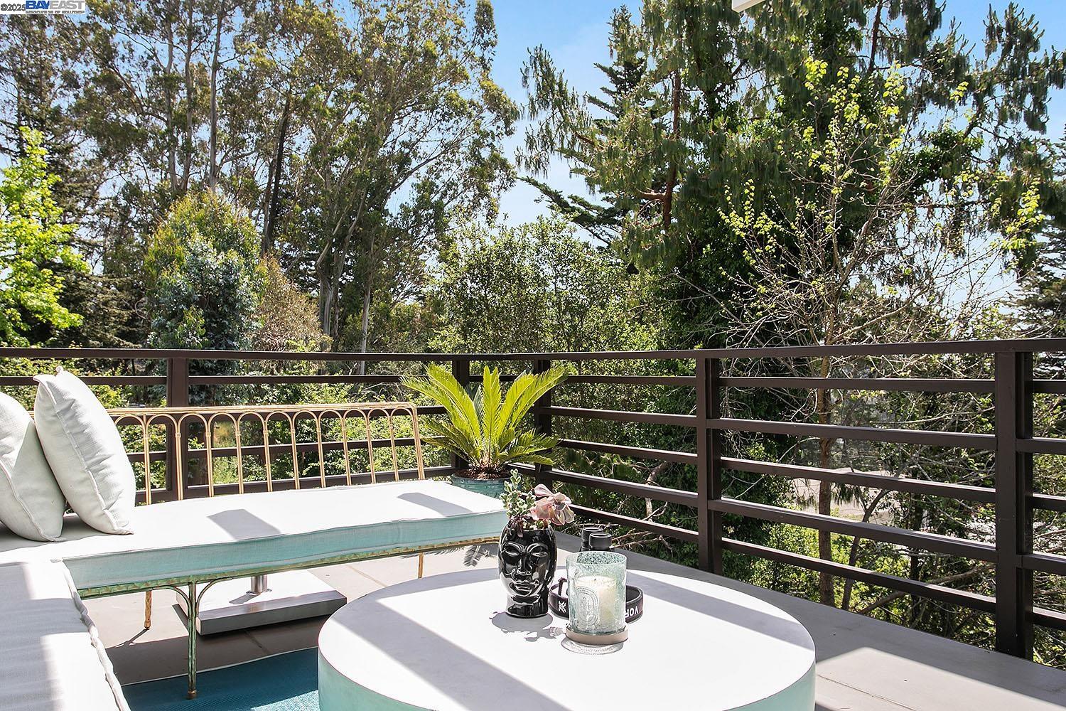 Detail Gallery Image 23 of 37 For 6624 Saroni Dr, Oakland,  CA 94611 - 4 Beds | 2/1 Baths