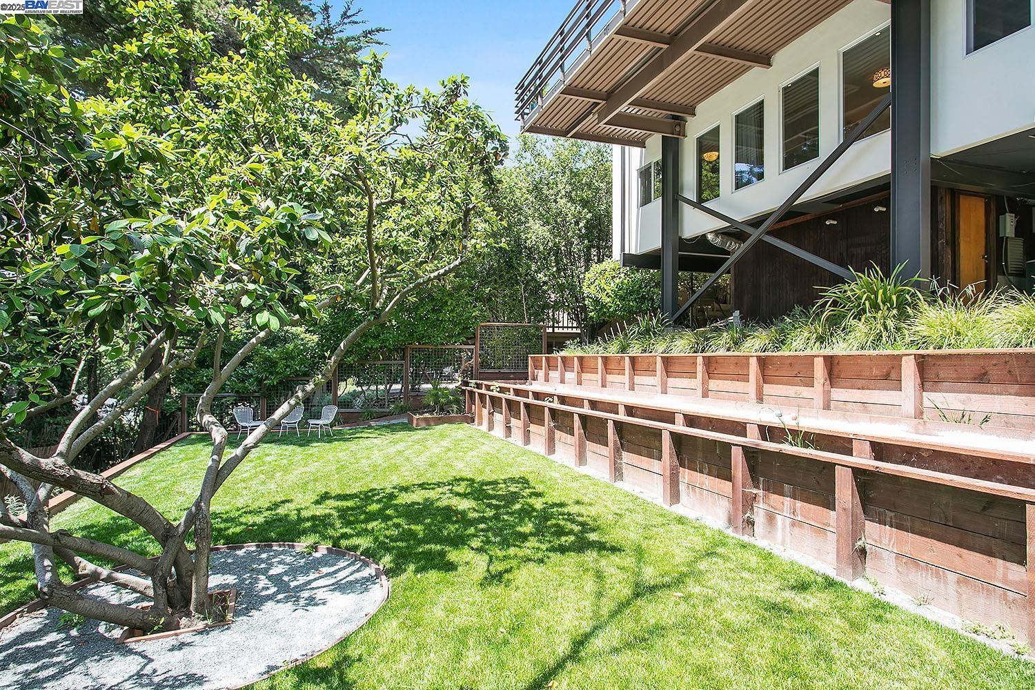 Detail Gallery Image 35 of 37 For 6624 Saroni Dr, Oakland,  CA 94611 - 4 Beds | 2/1 Baths