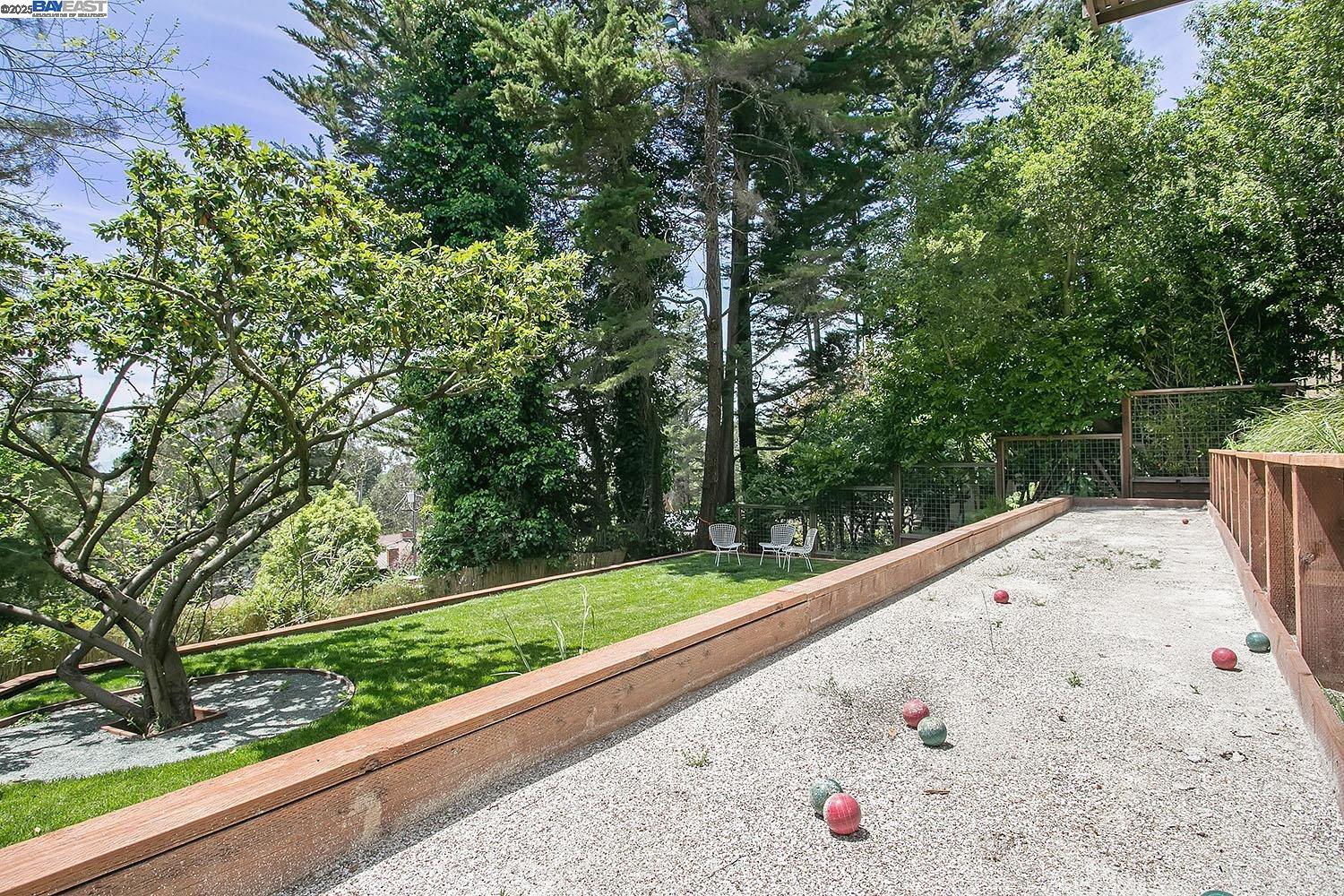 Detail Gallery Image 36 of 37 For 6624 Saroni Dr, Oakland,  CA 94611 - 4 Beds | 2/1 Baths