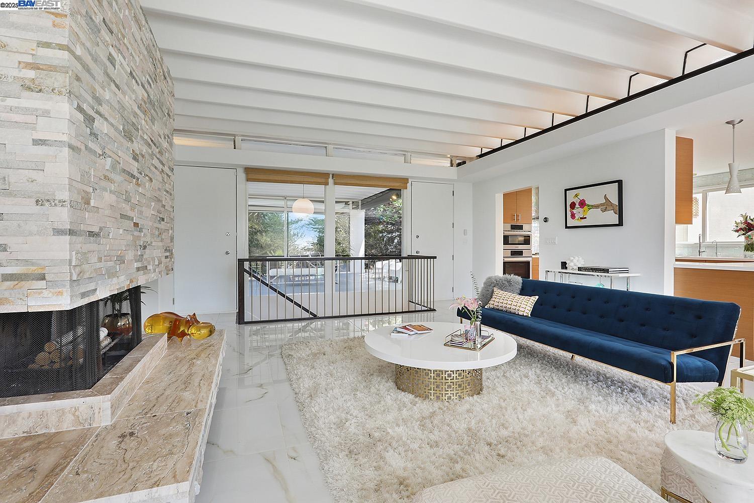 Detail Gallery Image 6 of 37 For 6624 Saroni Dr, Oakland,  CA 94611 - 4 Beds | 2/1 Baths