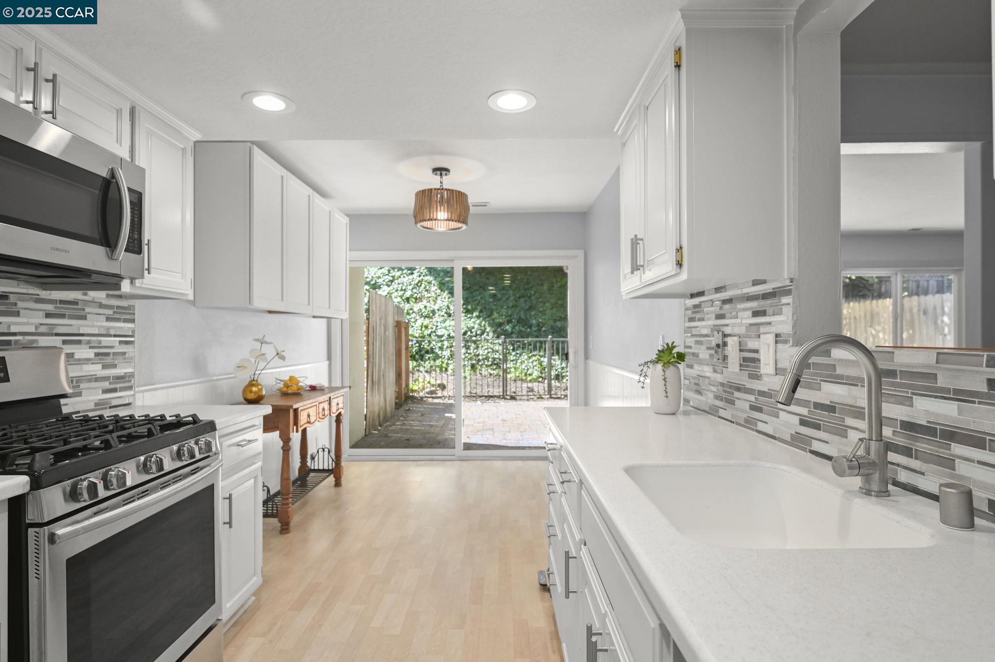 Detail Gallery Image 10 of 34 For 407 Tampico, Walnut Creek,  CA 94598 - 3 Beds | 2/1 Baths