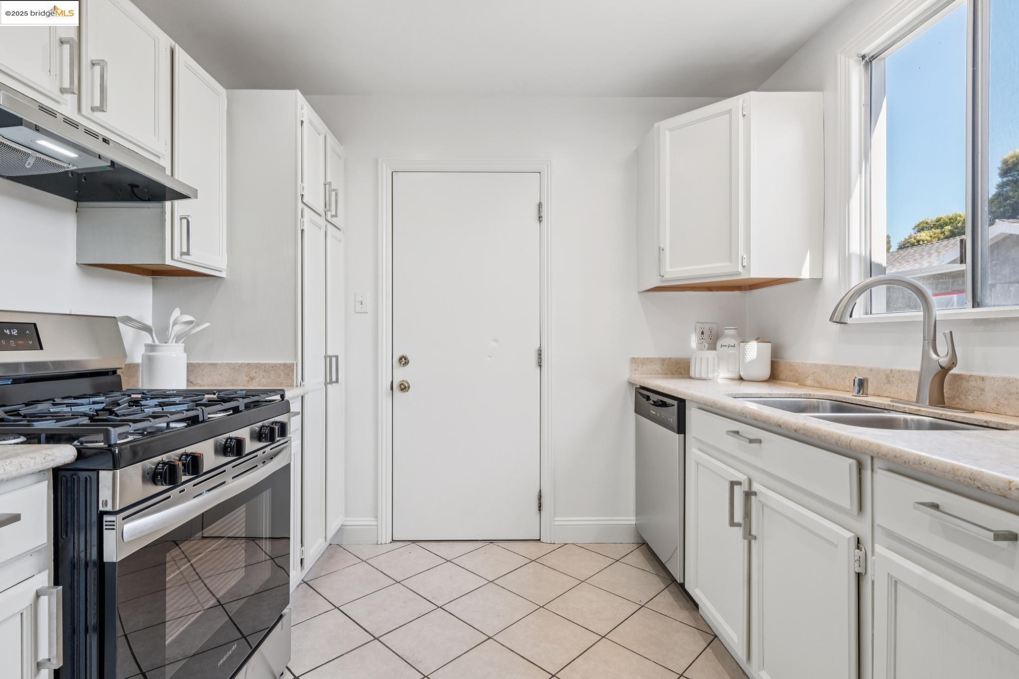 Detail Gallery Image 13 of 48 For 3500 Tulare Ave, Richmond,  CA 94804 - 2 Beds | 1 Baths