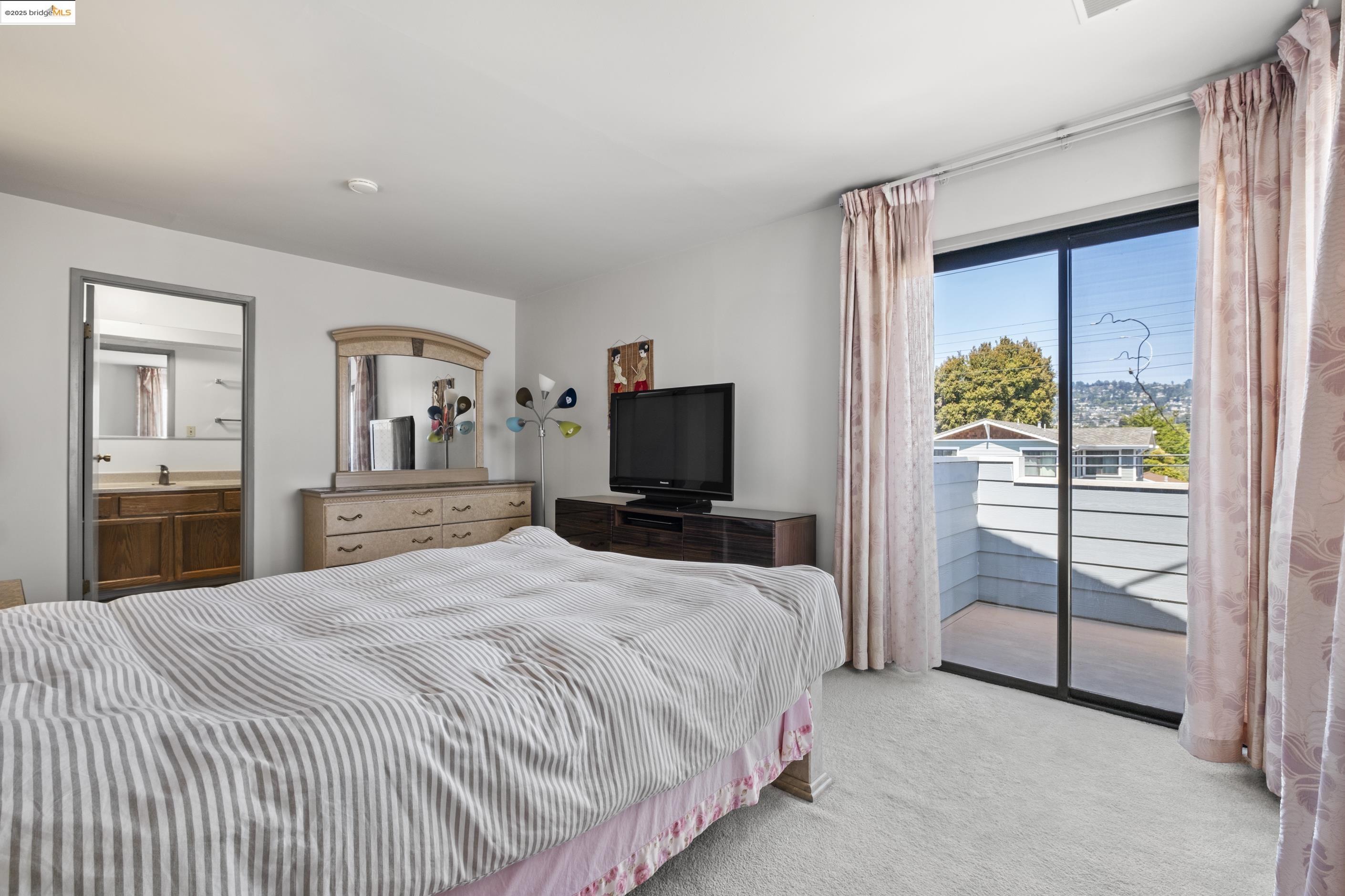 Detail Gallery Image 11 of 23 For 1050 Kains Avenue 3(B1),  Albany,  CA 94706 - 3 Beds | 2 Baths