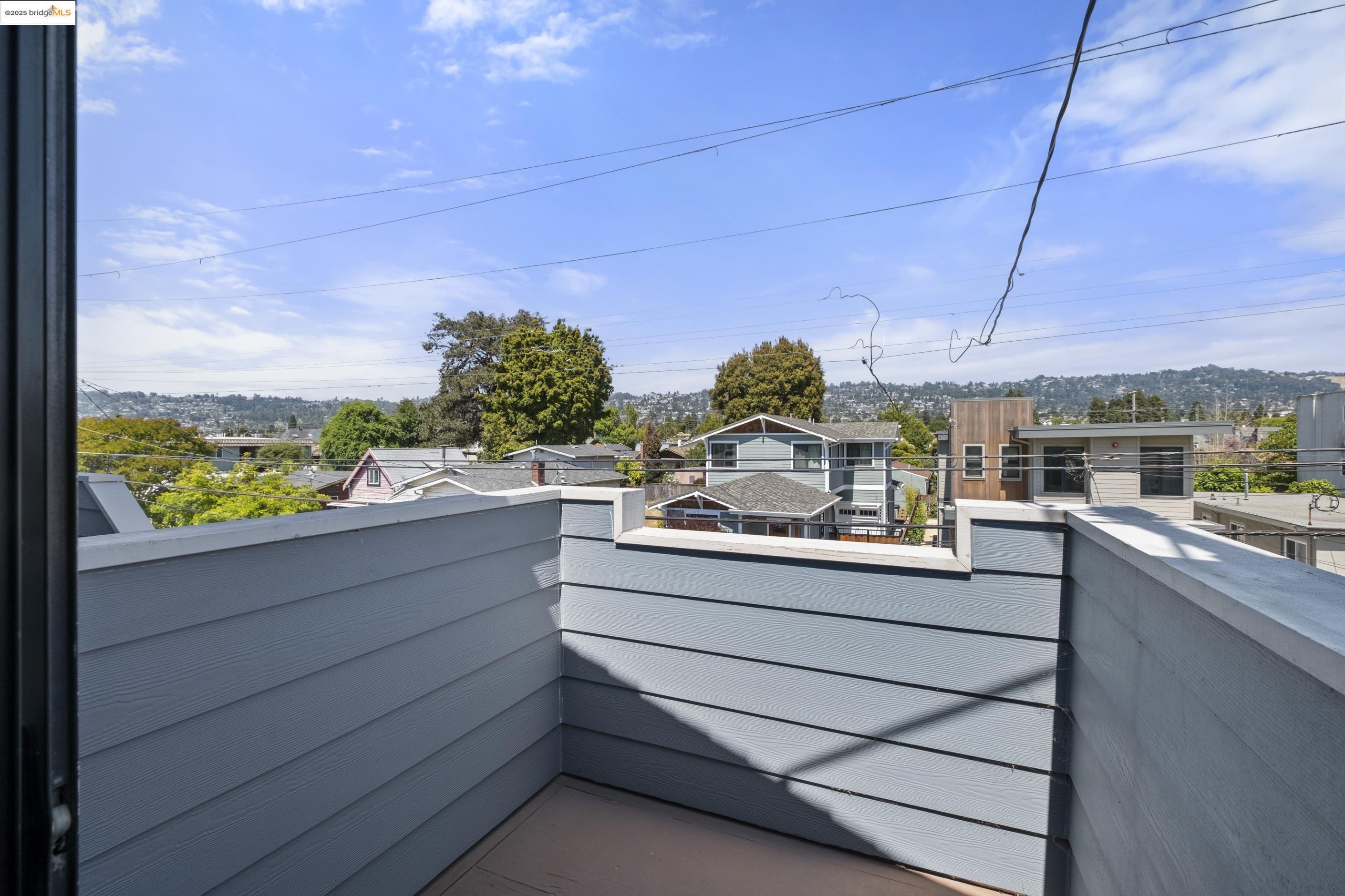 Detail Gallery Image 12 of 23 For 1050 Kains Avenue 3(B1),  Albany,  CA 94706 - 3 Beds | 2 Baths