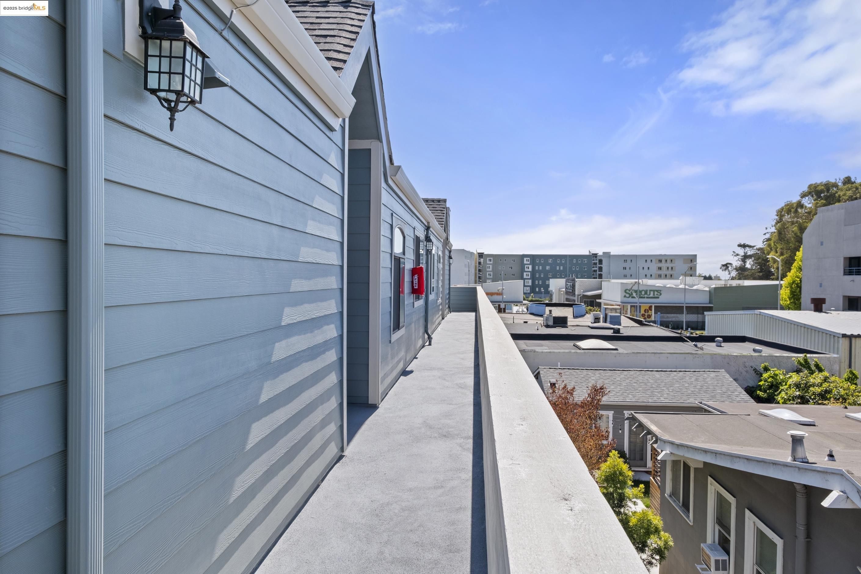 Detail Gallery Image 17 of 23 For 1050 Kains Avenue 3(B1),  Albany,  CA 94706 - 3 Beds | 2 Baths