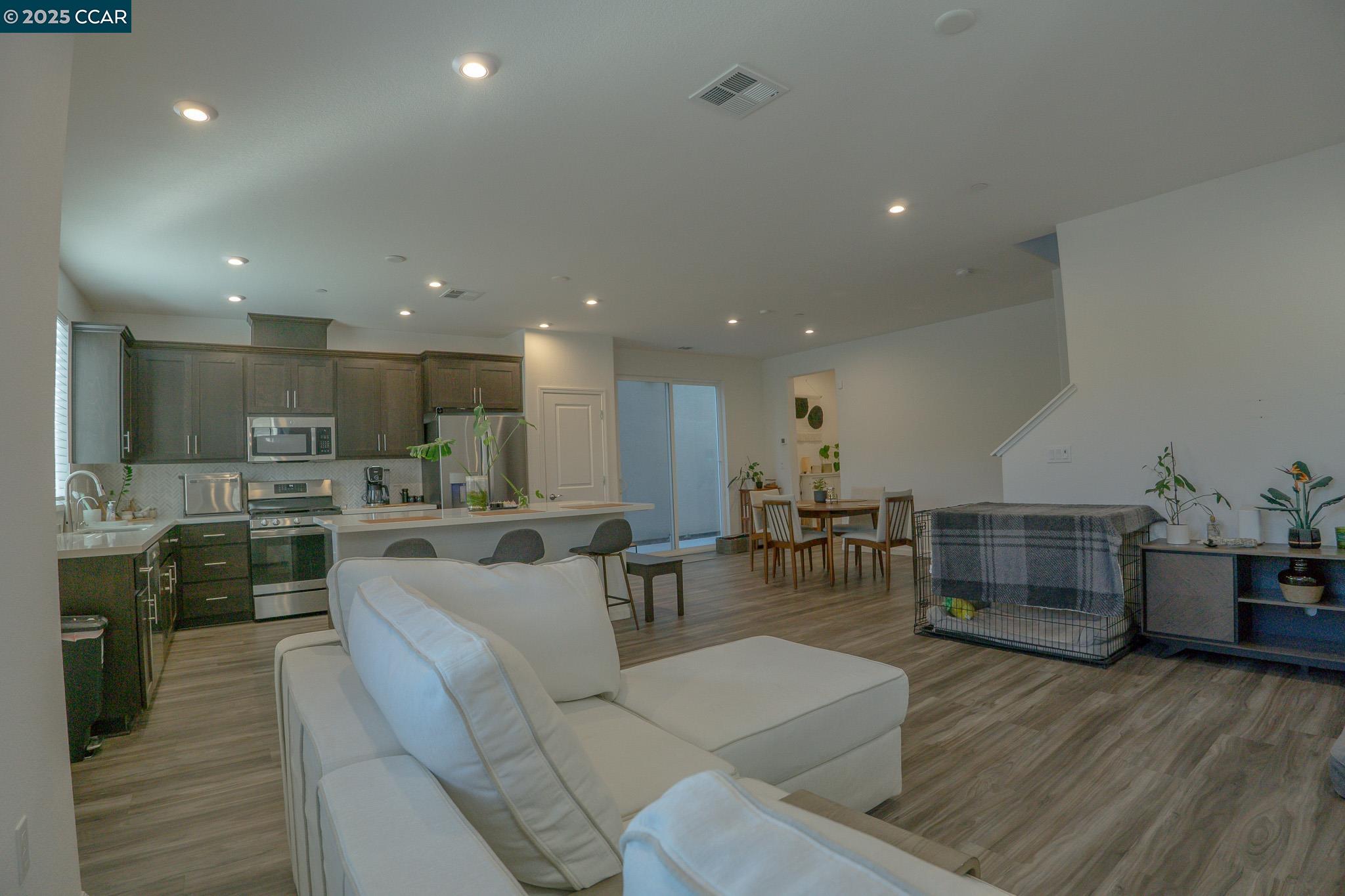 Detail Gallery Image 13 of 59 For 1412 Sanctuary St, Pittsburg,  CA 94565 - 3 Beds | 2/1 Baths