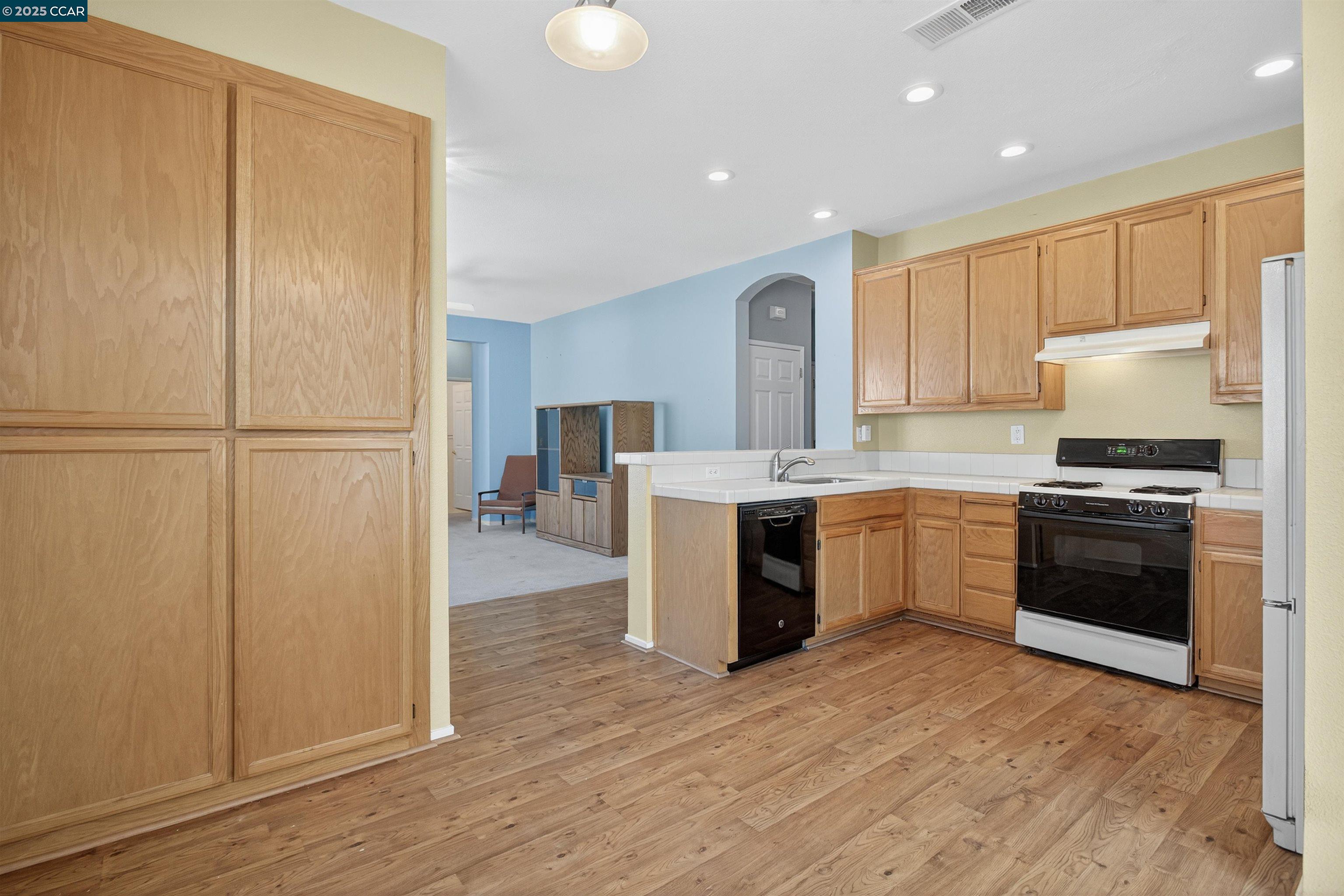 Detail Gallery Image 12 of 30 For 280 Black Amber Way, Brentwood,  CA 94513 - 2 Beds | 2 Baths