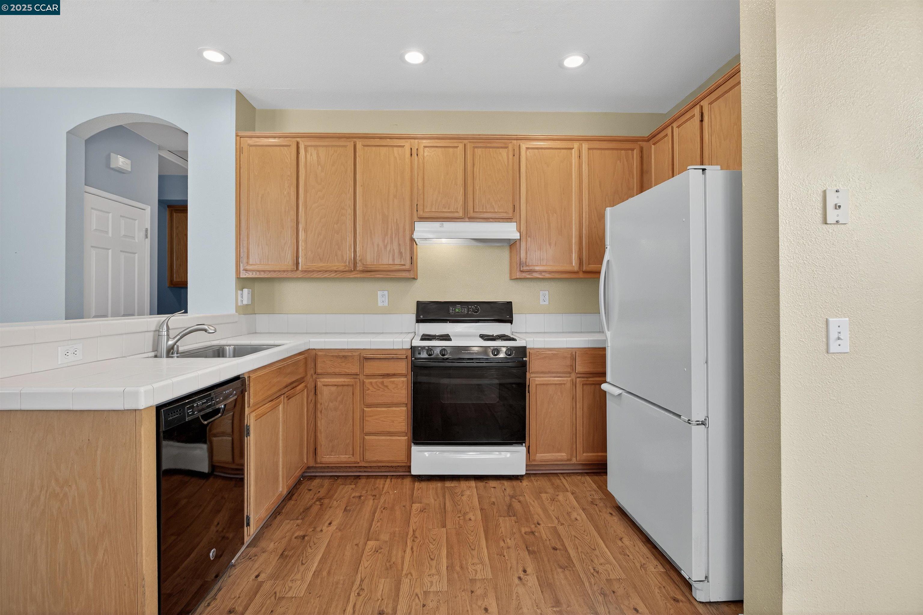 Detail Gallery Image 8 of 30 For 280 Black Amber Way, Brentwood,  CA 94513 - 2 Beds | 2 Baths