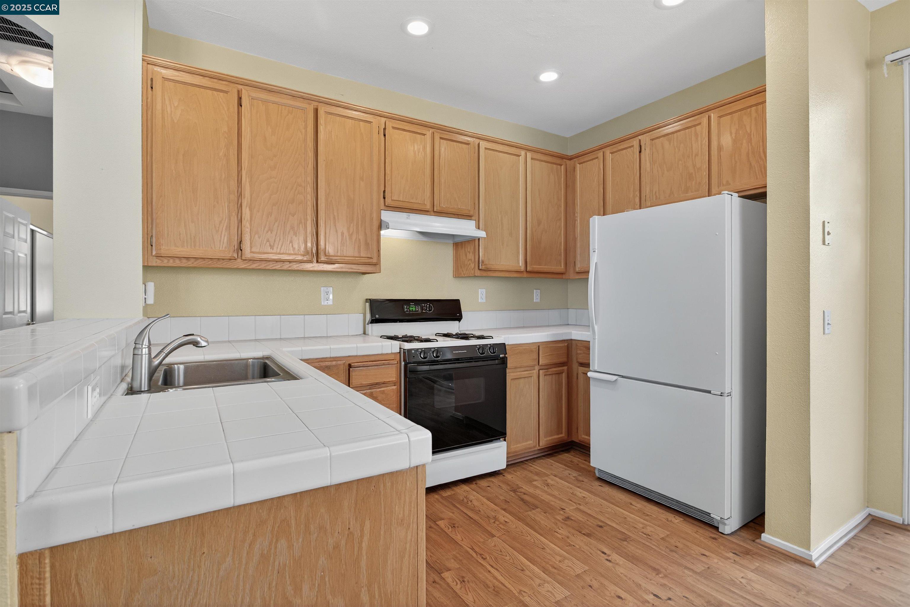 Detail Gallery Image 9 of 30 For 280 Black Amber Way, Brentwood,  CA 94513 - 2 Beds | 2 Baths