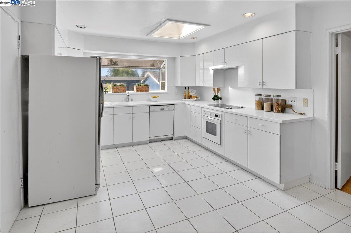 Detail Gallery Image 16 of 45 For 19347 Parsons Ave, Castro Valley,  CA 94546 - 3 Beds | 2 Baths