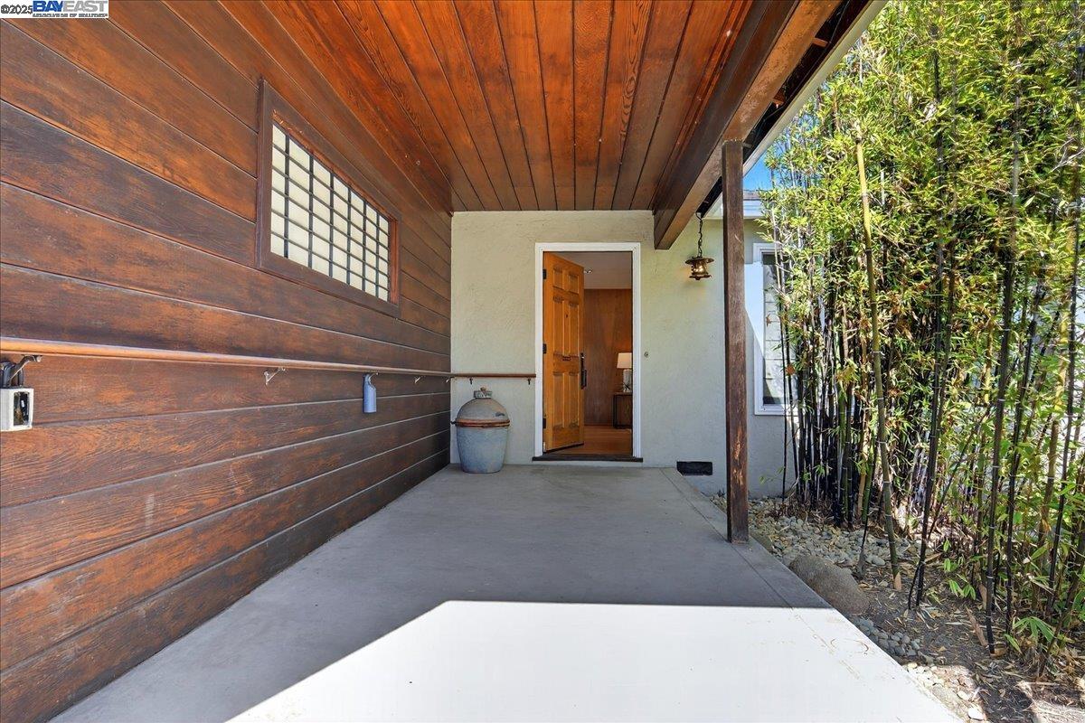 Detail Gallery Image 4 of 45 For 19347 Parsons Ave, Castro Valley,  CA 94546 - 3 Beds | 2 Baths