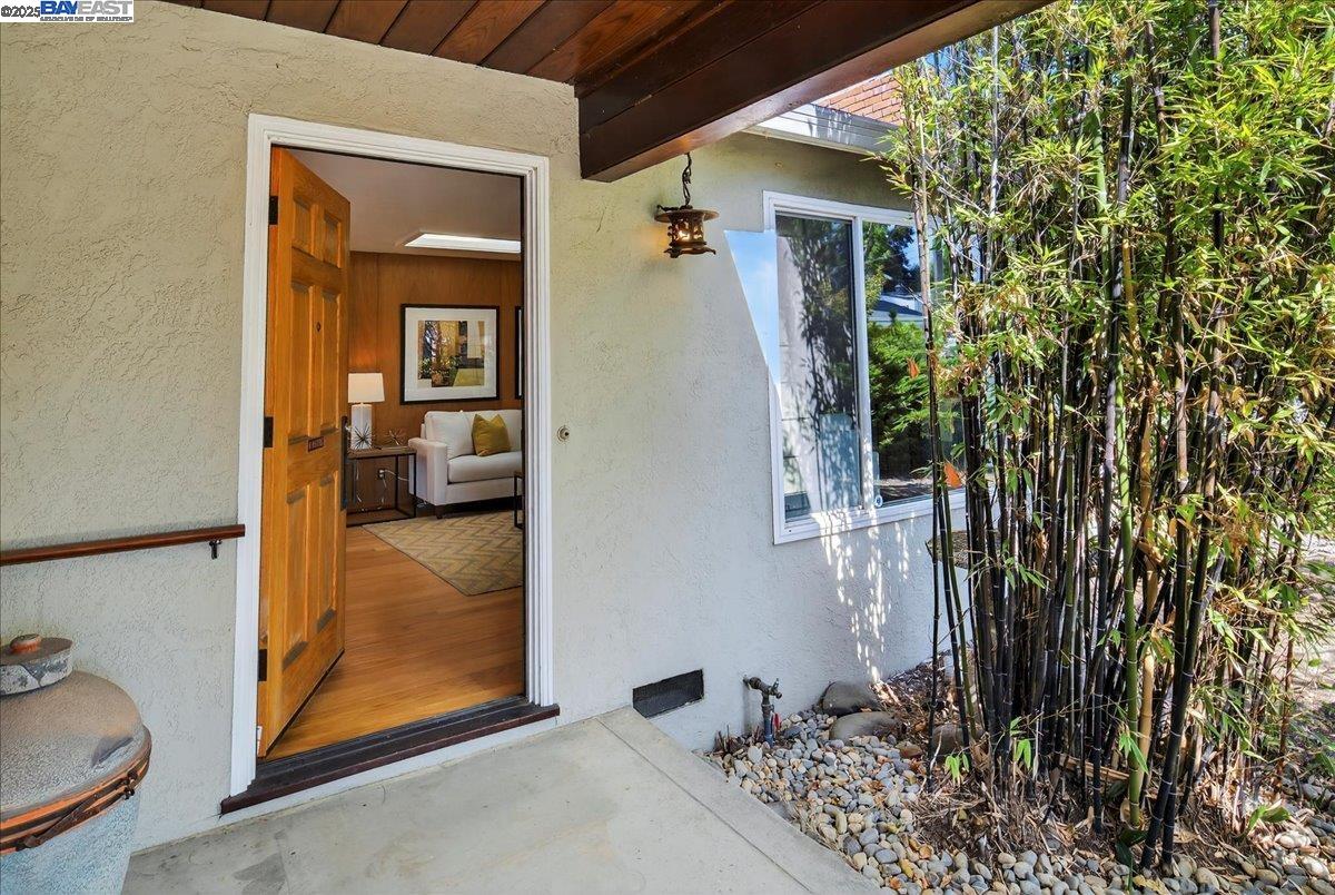 Detail Gallery Image 5 of 45 For 19347 Parsons Ave, Castro Valley,  CA 94546 - 3 Beds | 2 Baths