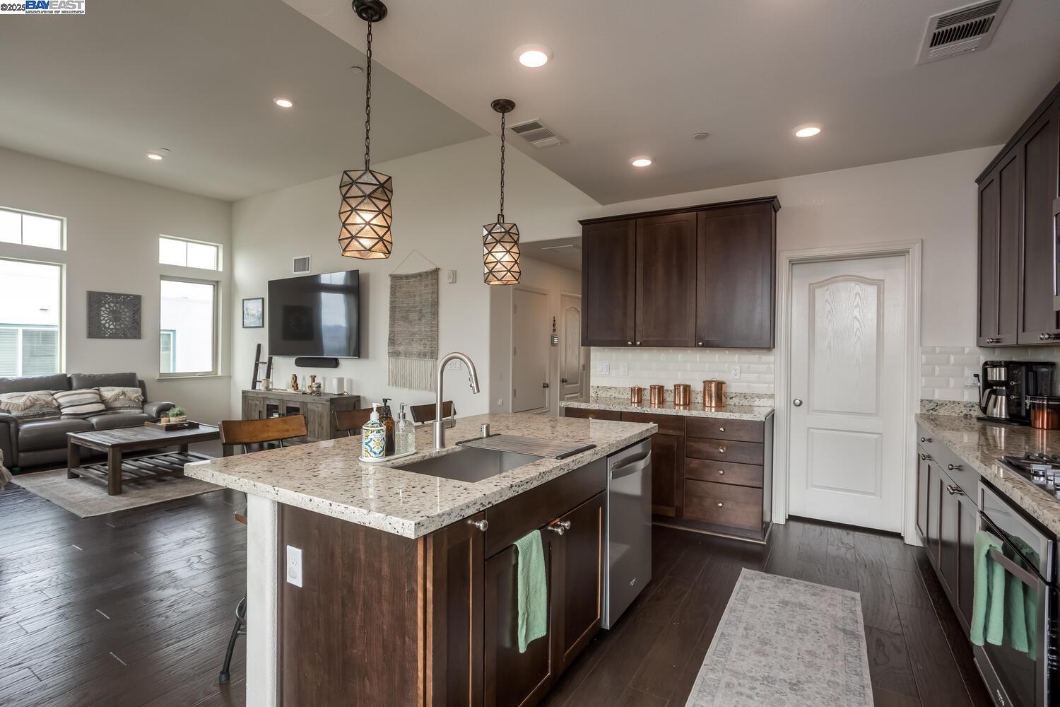 Detail Gallery Image 15 of 32 For 3077 Valley of Hearts Dlght Pl #6,  San Jose,  CA 95136-4977 - 2 Beds | 2 Baths