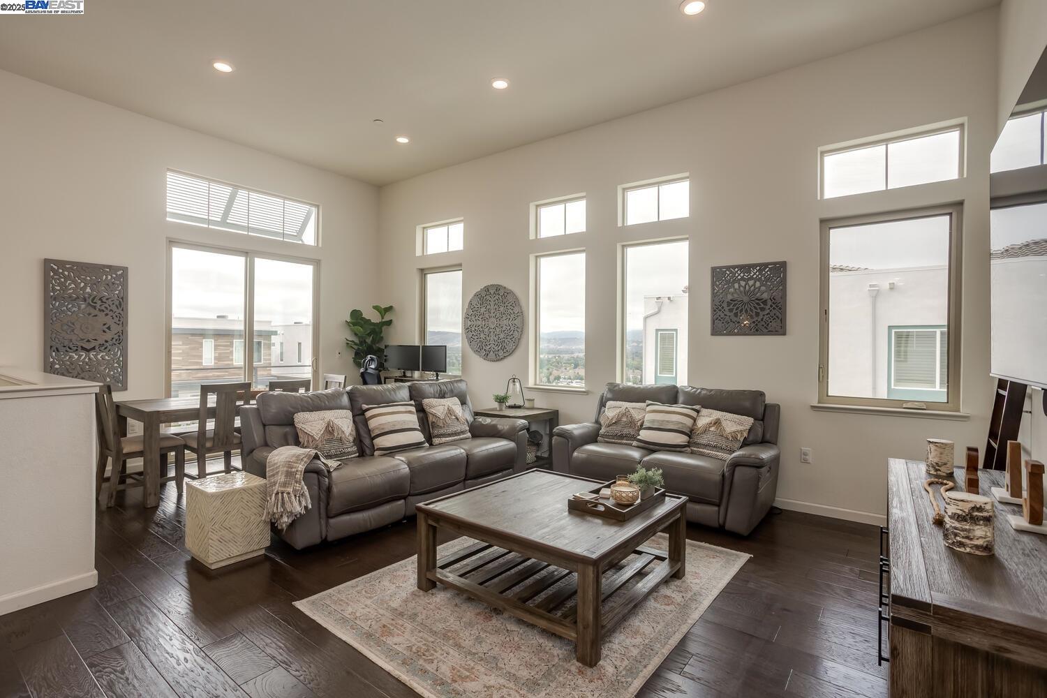 Detail Gallery Image 4 of 32 For 3077 Valley of Hearts Dlght Pl #6,  San Jose,  CA 95136-4977 - 2 Beds | 2 Baths